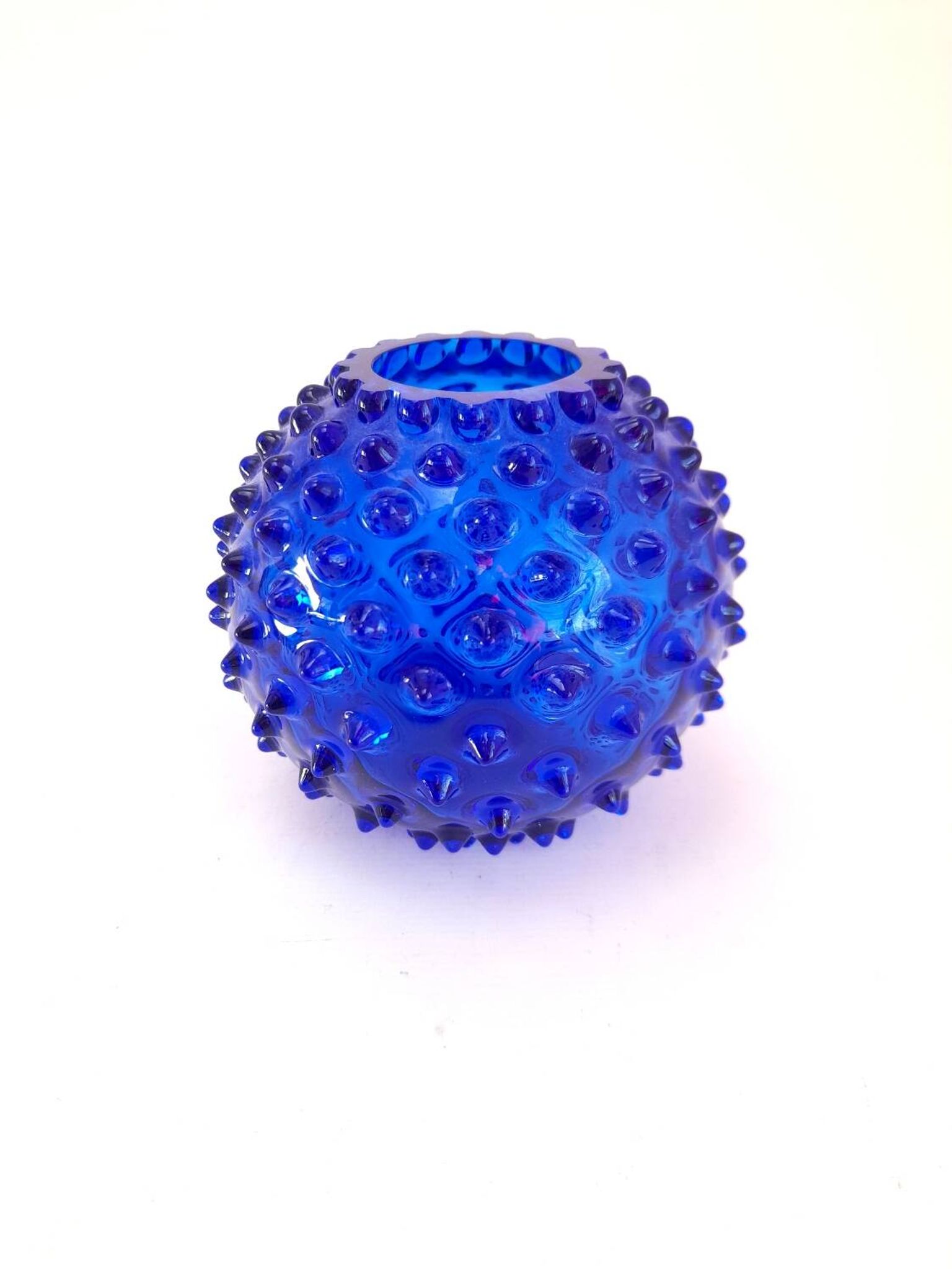 Petit vase en verre bleu clouté
