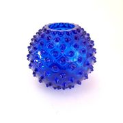 Petit vase en verre bleu clouté