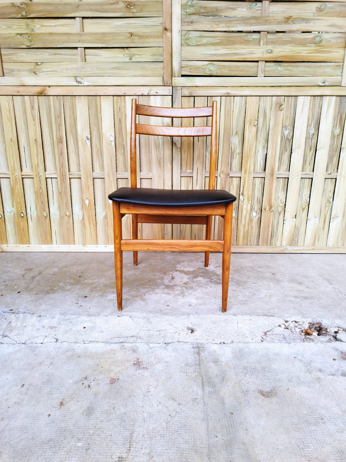Suite de 5 chaises vintages scandinaves teck 1 simili cuir