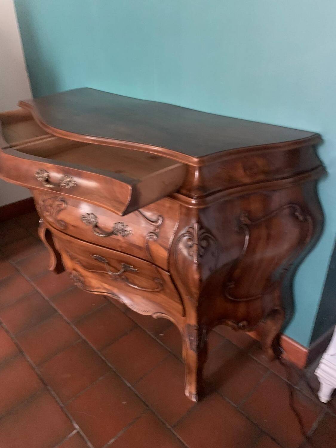 Walnut tomb chest of drawers