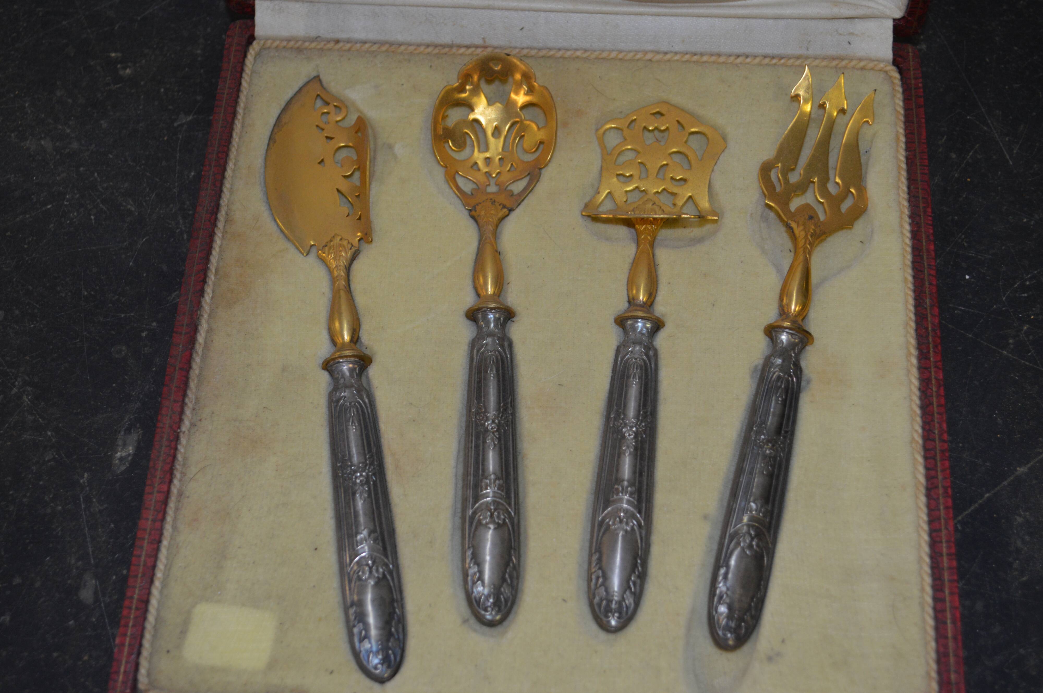 Covered with silver metal and vermeil entremets