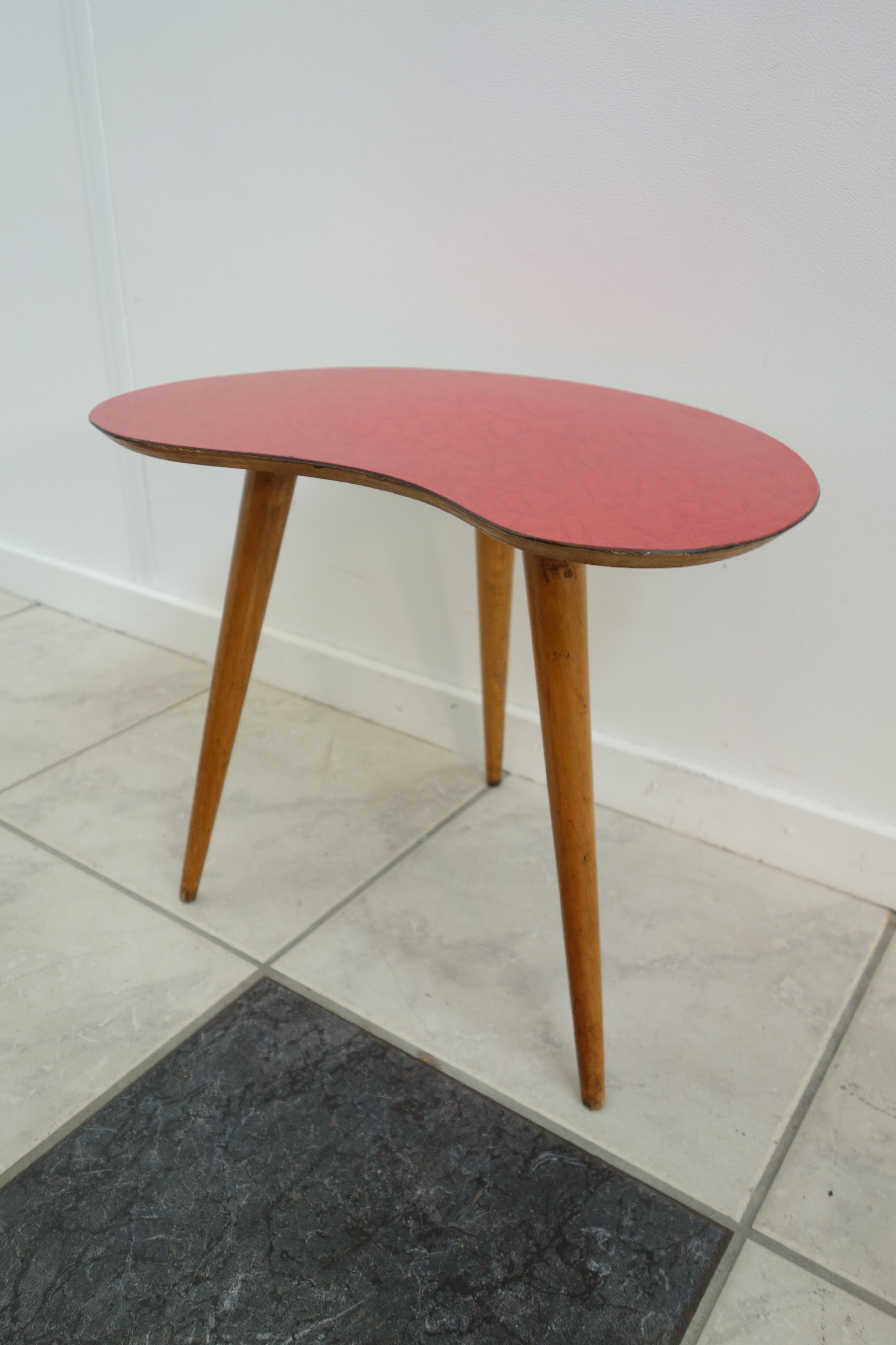 Table d'appoint des années 50 tripode en formica forme haricot