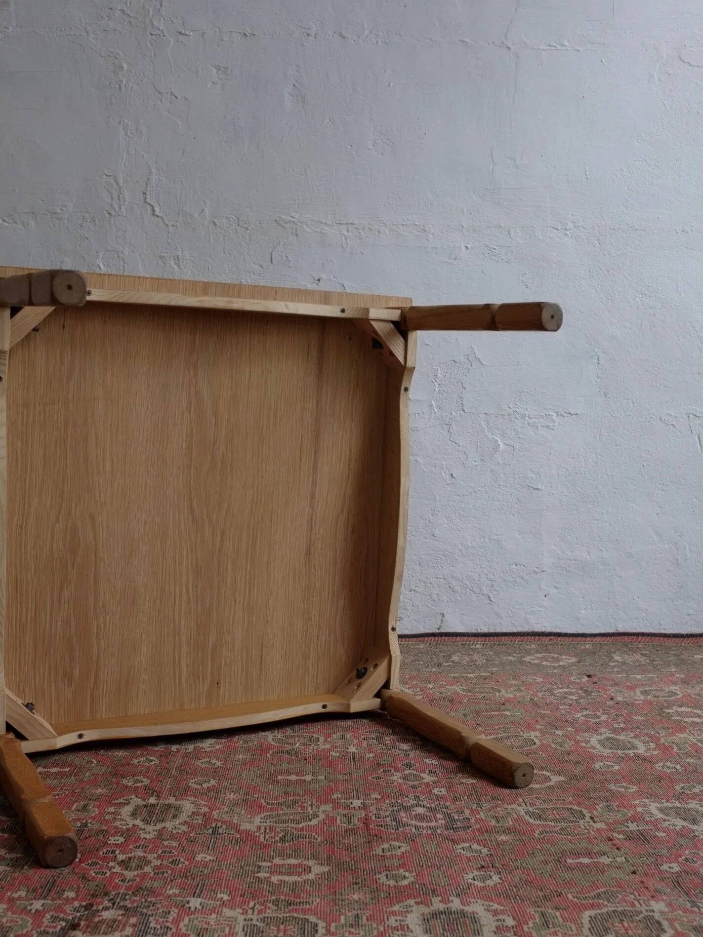 Table basse carrée en chêne sculpté par Henning Kjaernulf | Danemark | Années 1950