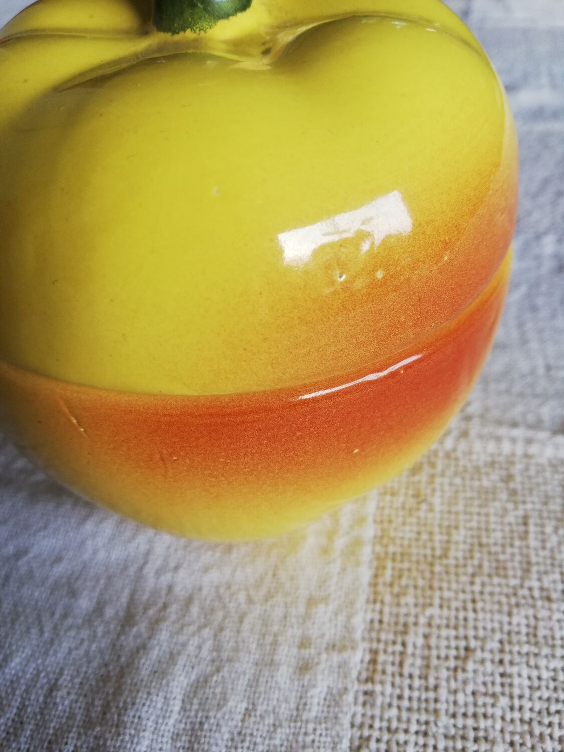Apple-shaped box pot with ceramic foil
