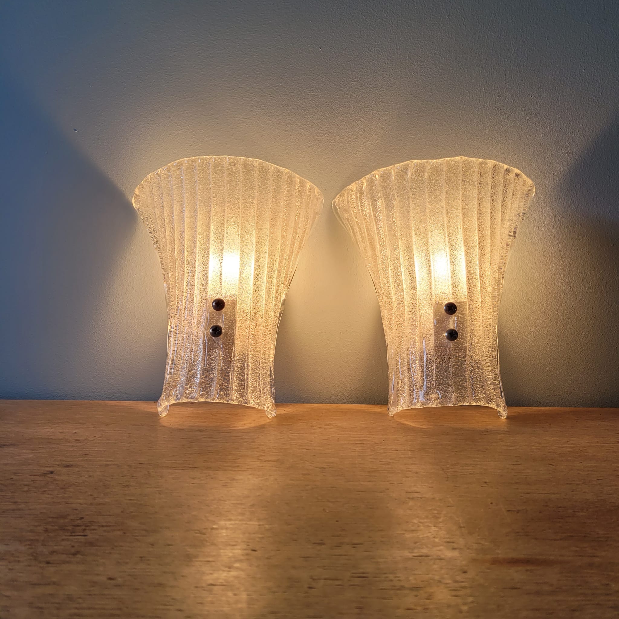 Paire d'appliques murales en verre givré, années 60