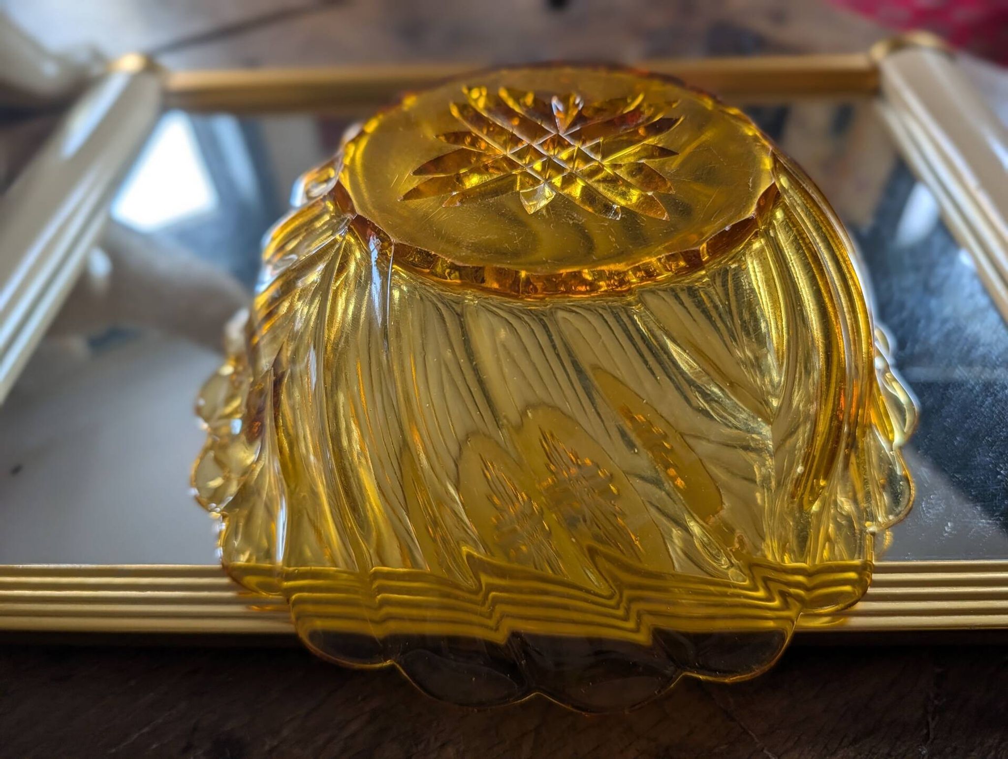 Coupe en verre ambré floral – années 1960-1970