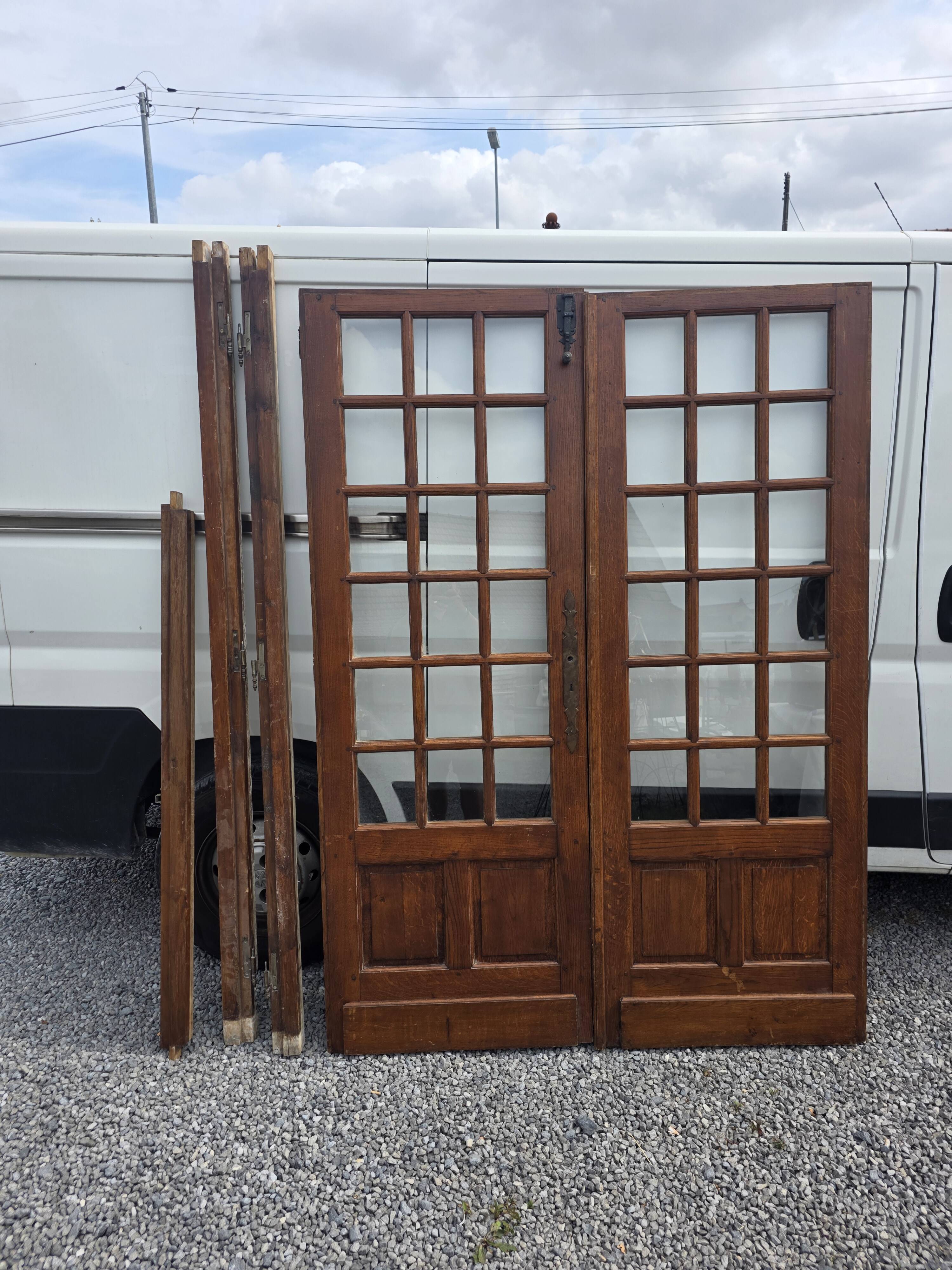 Paire de portes de séparation en chêne petits carreaux XXe