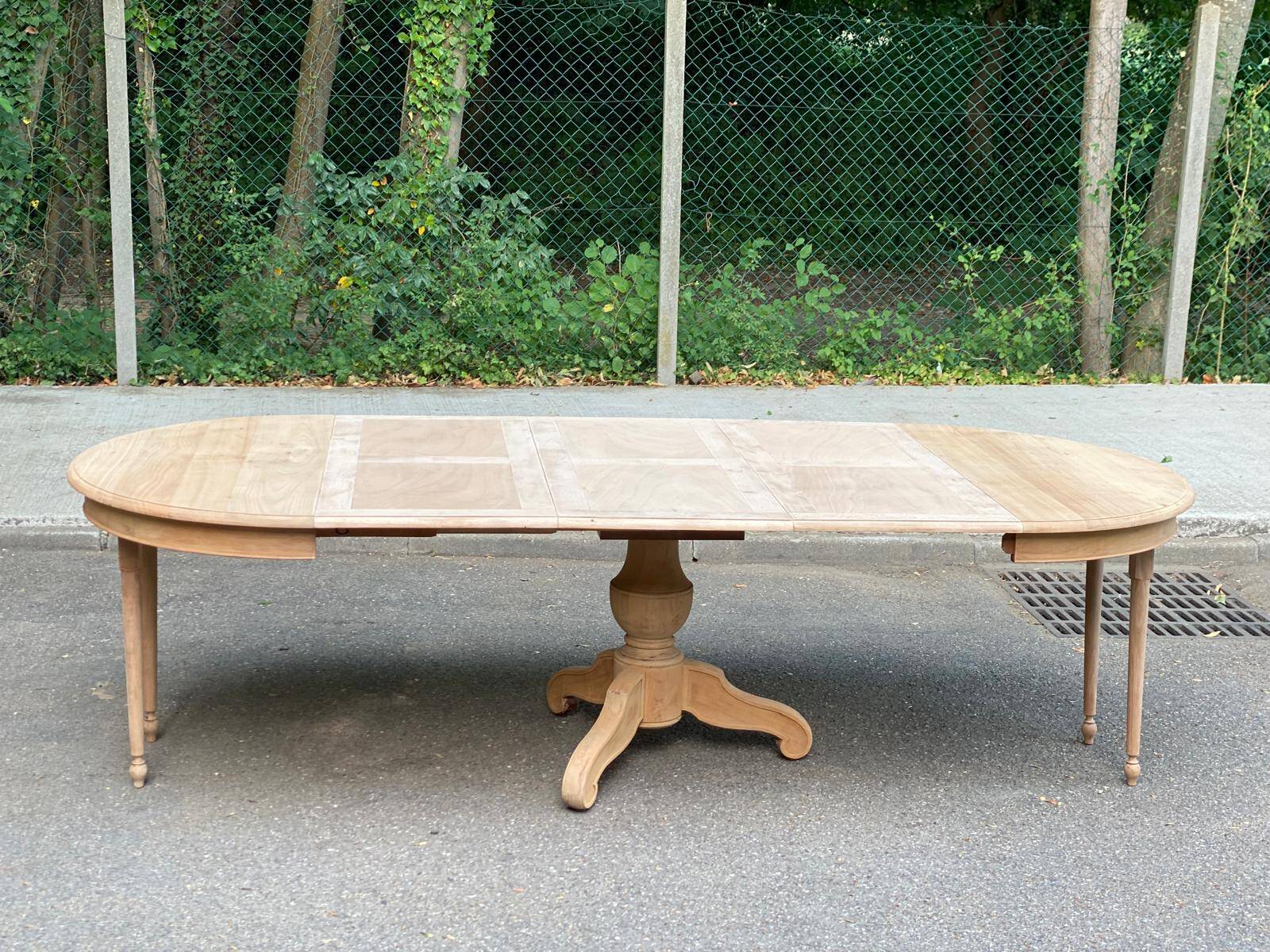 Table à manger ronde pied central extensible décapée en bois massif 3 rallo