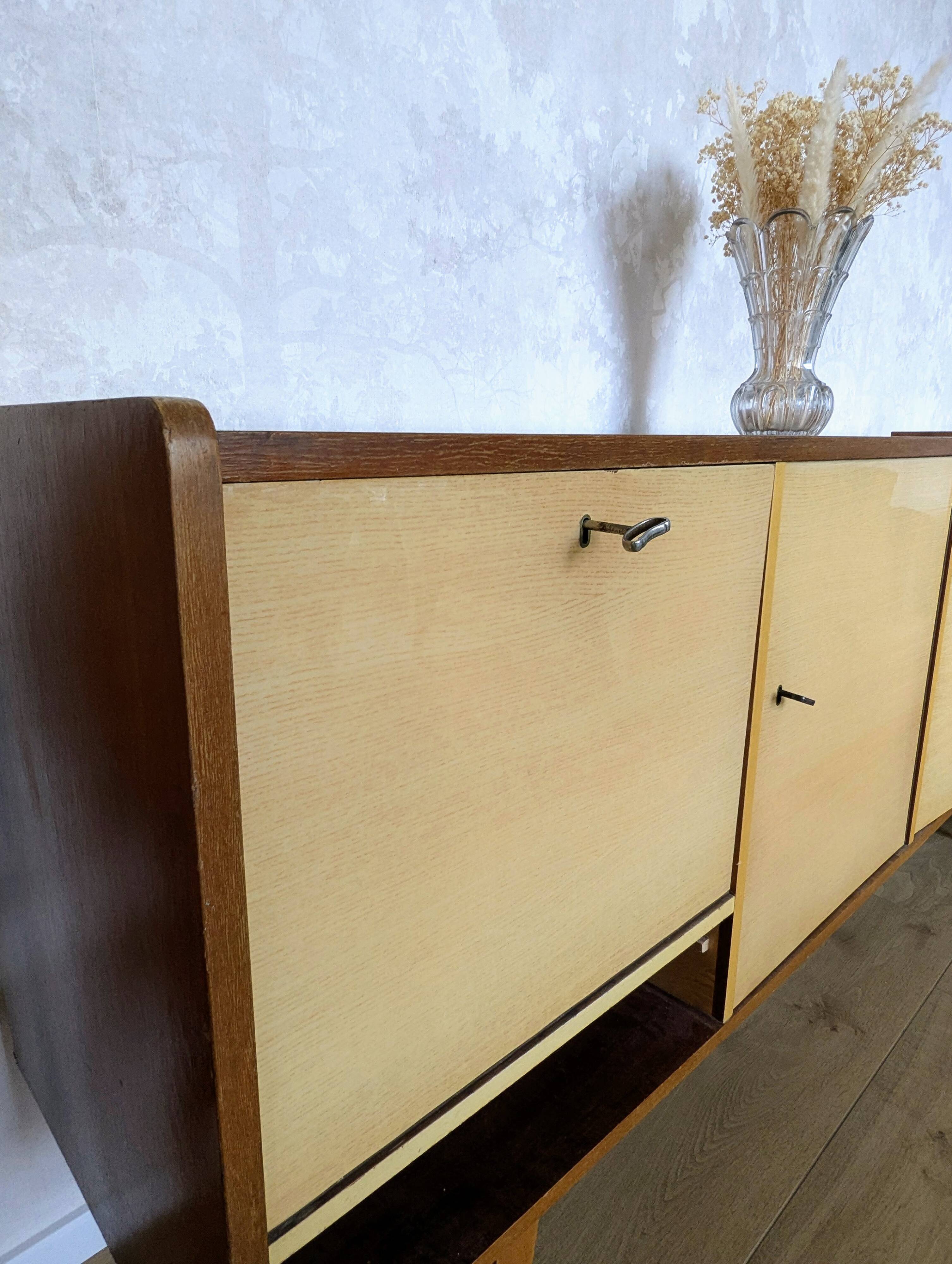 Vintage sideboard from the 50s/60s with tapered legs in a Scandinavian style.