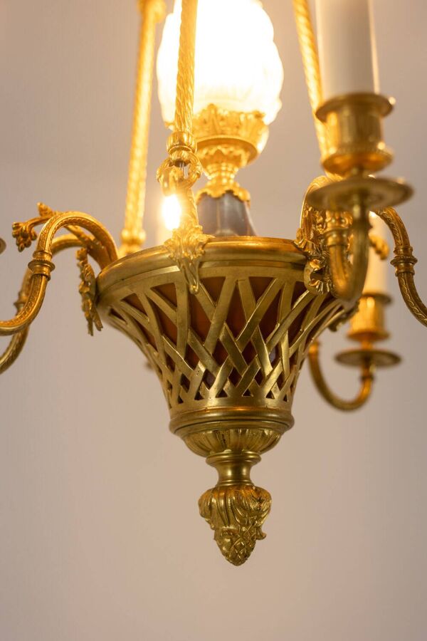 Lustre de style Louis XVI en bronze doré. Circa 1900.