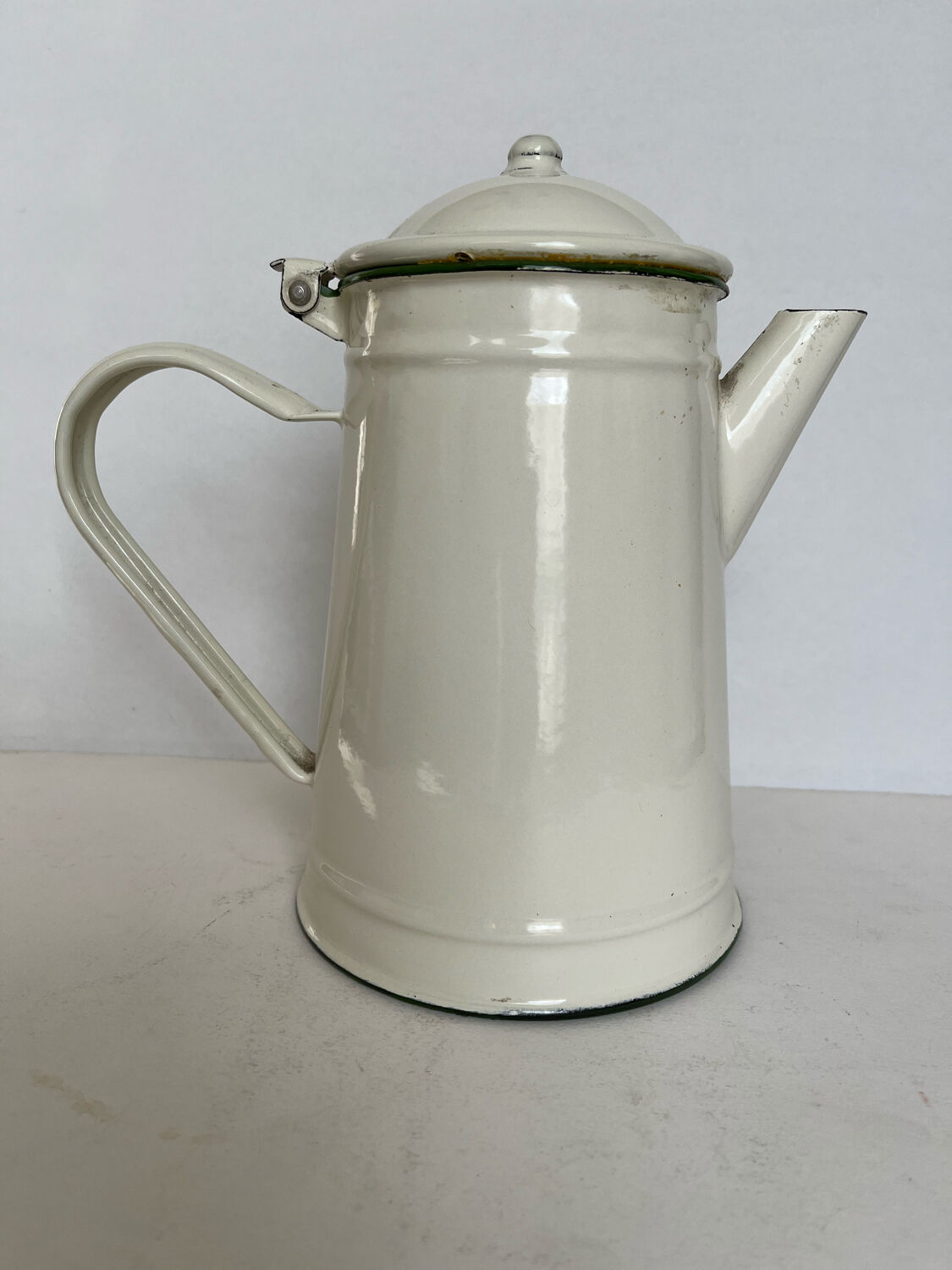 Enamelled sheet metal pourer