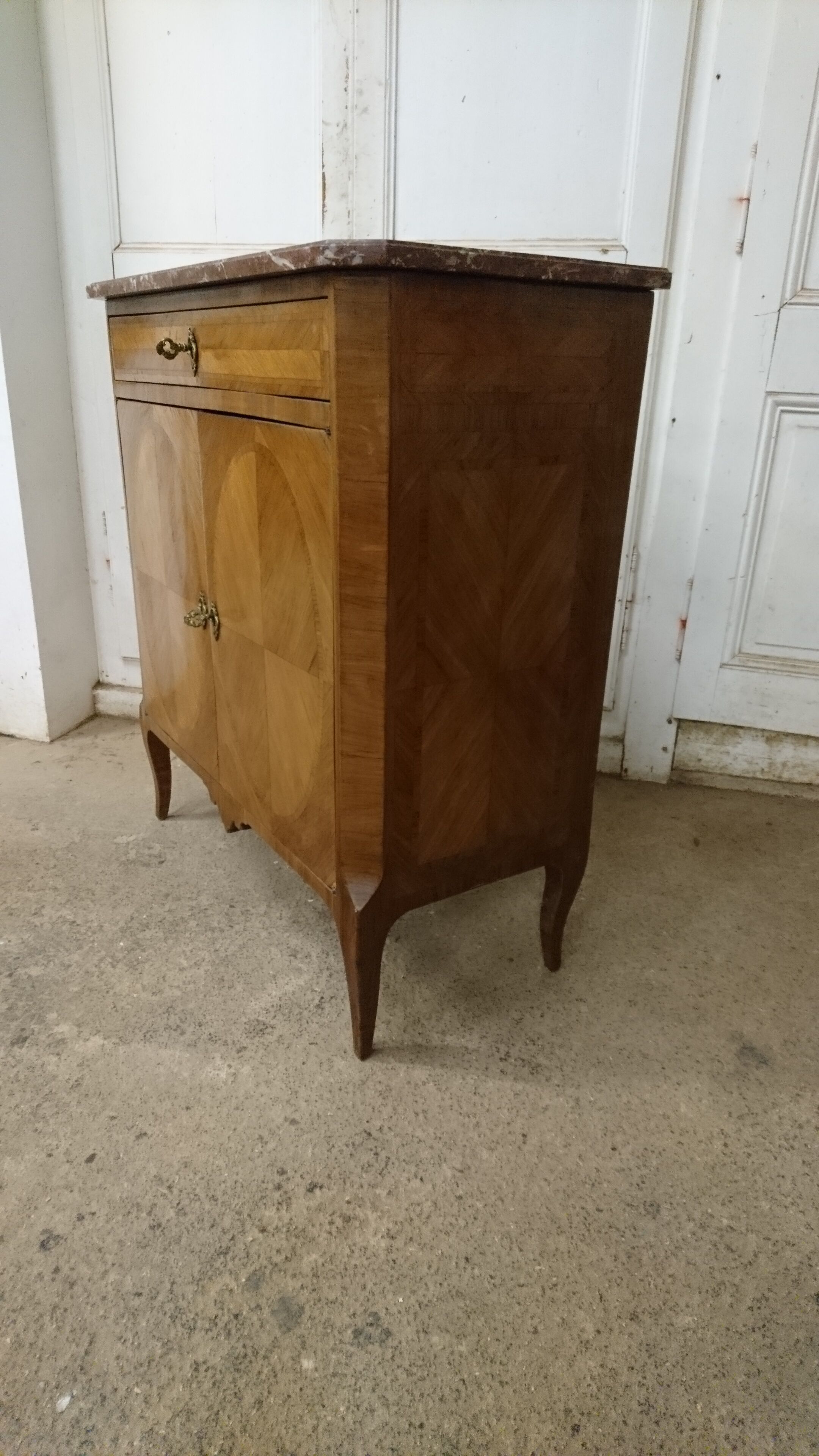 Commodity in rosewood veneer