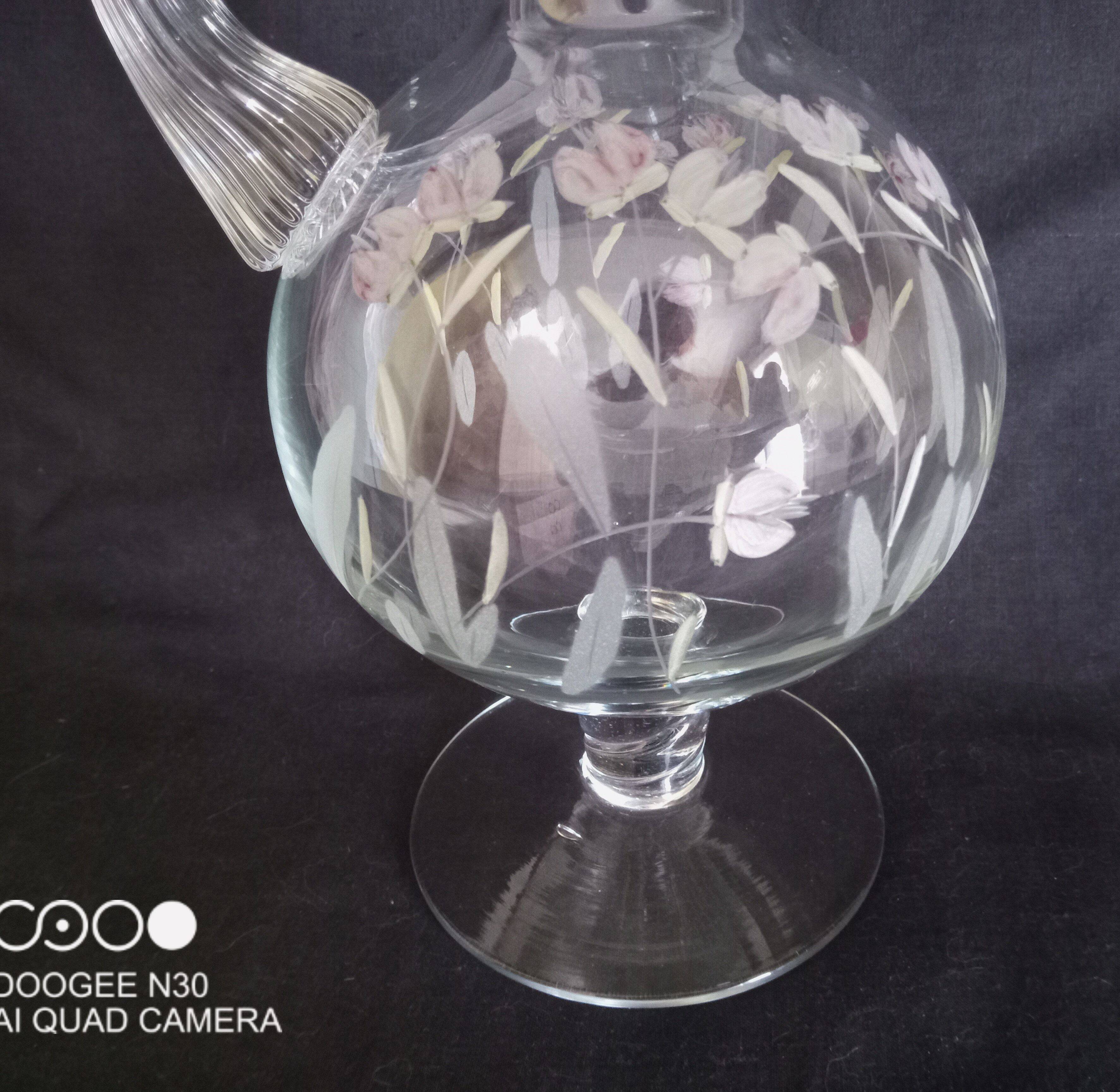 Carafe à vin sur pied, en verre taillé et émaillé