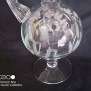 Carafe à vin sur pied, en verre taillé et émaillé