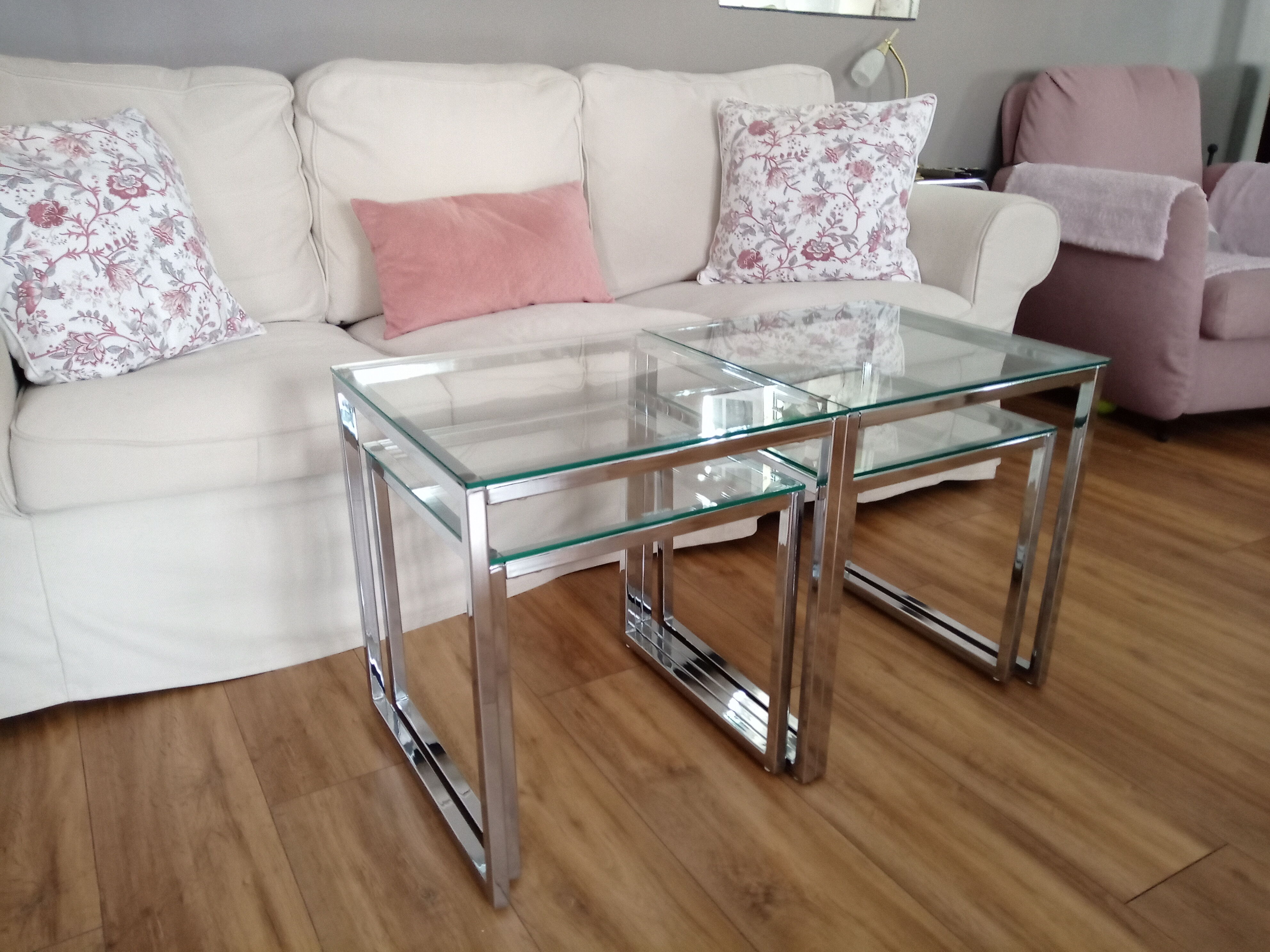 Tables basses gigognes design plateaux en verre transparent et piètements chromés