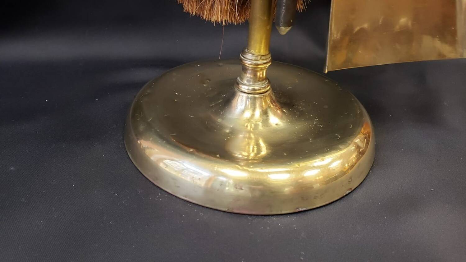 Brass fireplace set with 4 accessories.