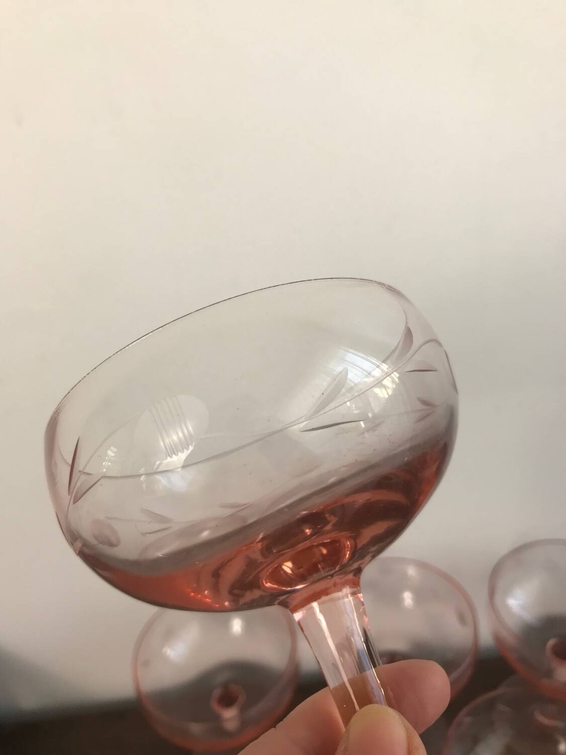 Champagne glass in pink glass with floral engraving