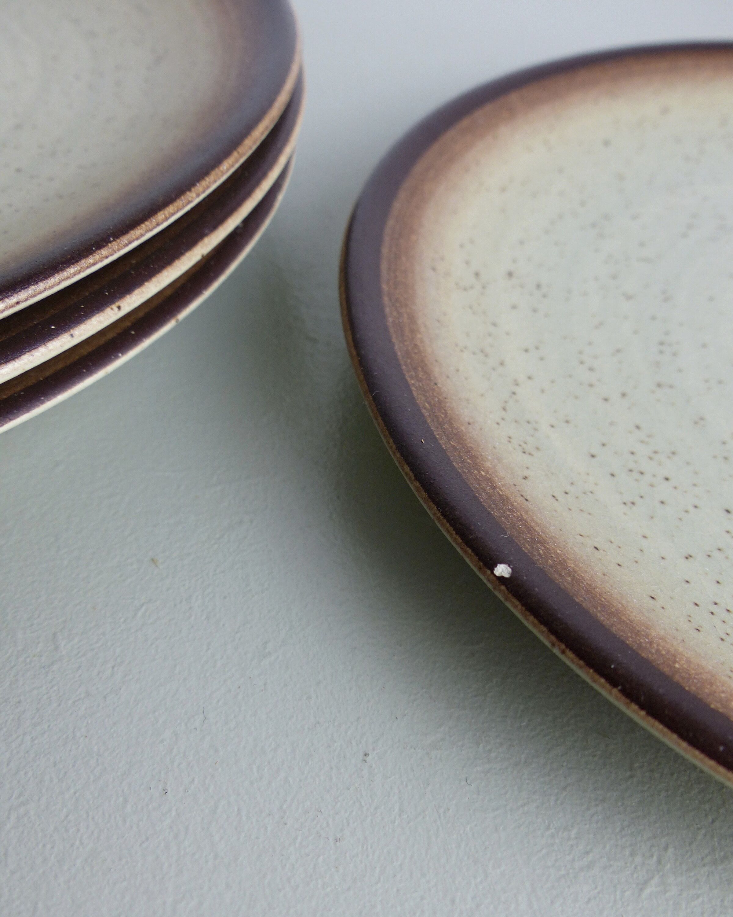 Set of 4 flat plates in speckled sandstone