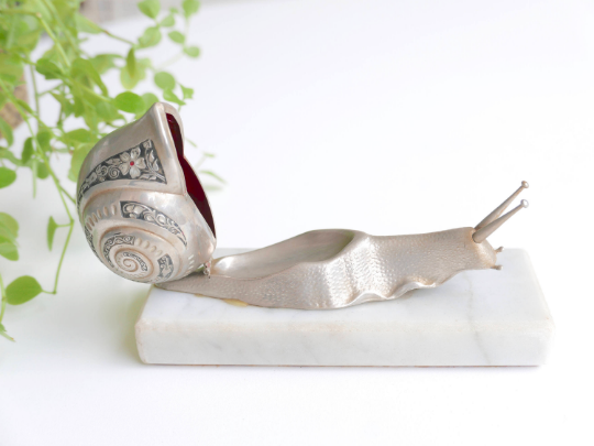 Boîte escargot en métal, socle en marbre, années 50