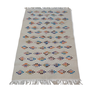 tapis blanc à motifs