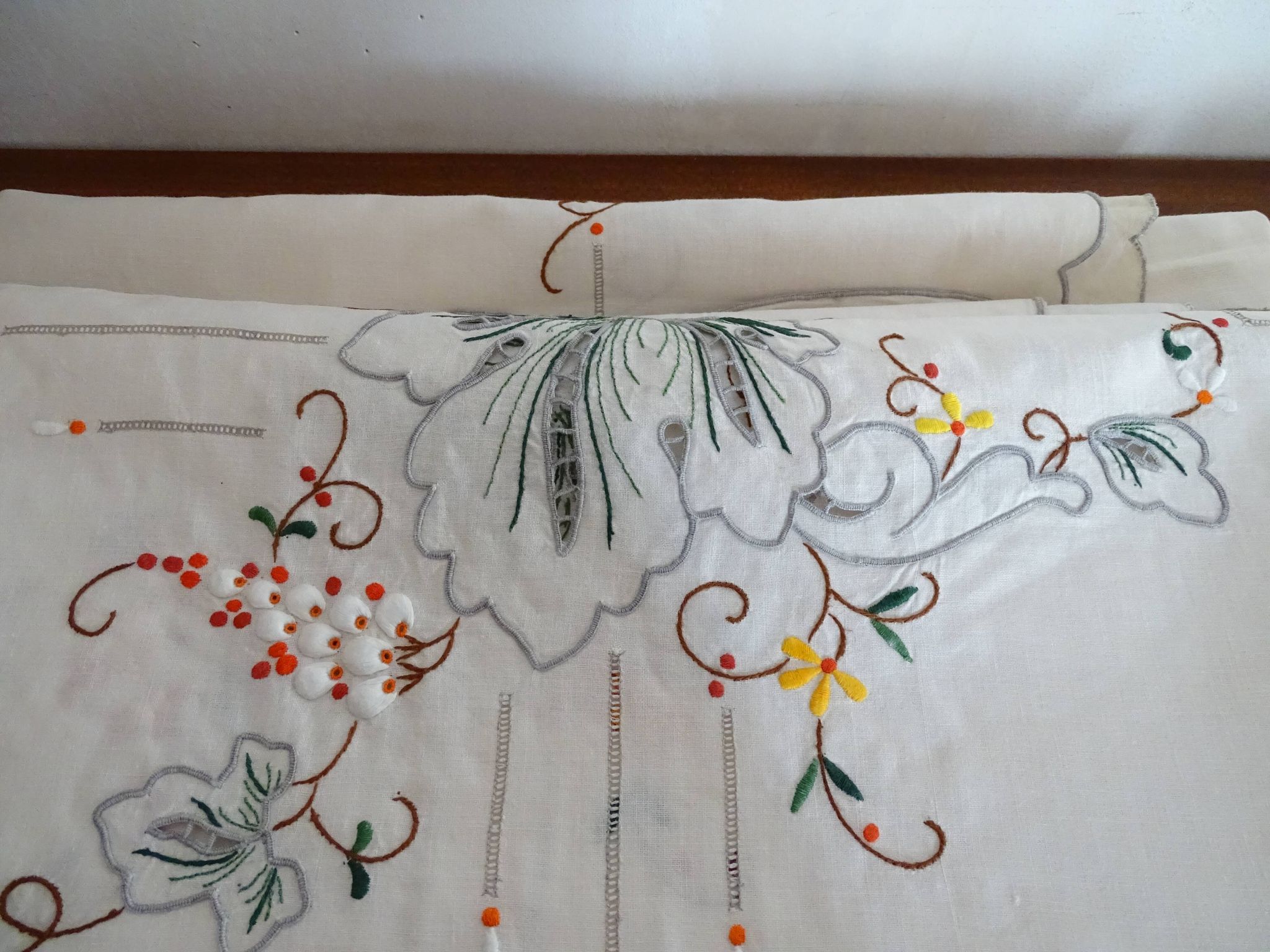 Tablecloth and 12 linen towels embroidery fine colorful flowers 255 x 170 - Old