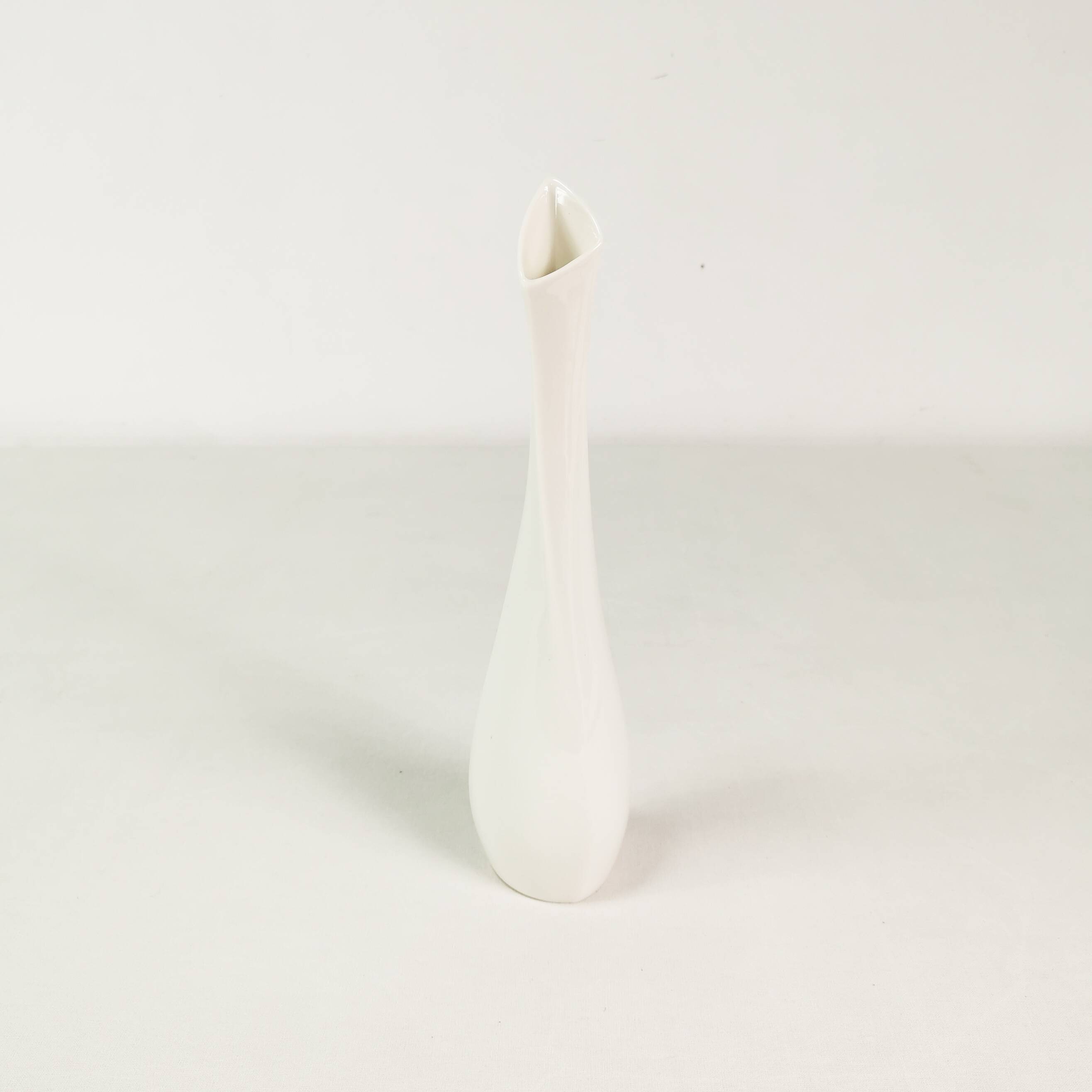 Minimalistyczny wazon porcelanowy, Sgrafo Modern, proj. Peter Muller, late 60.