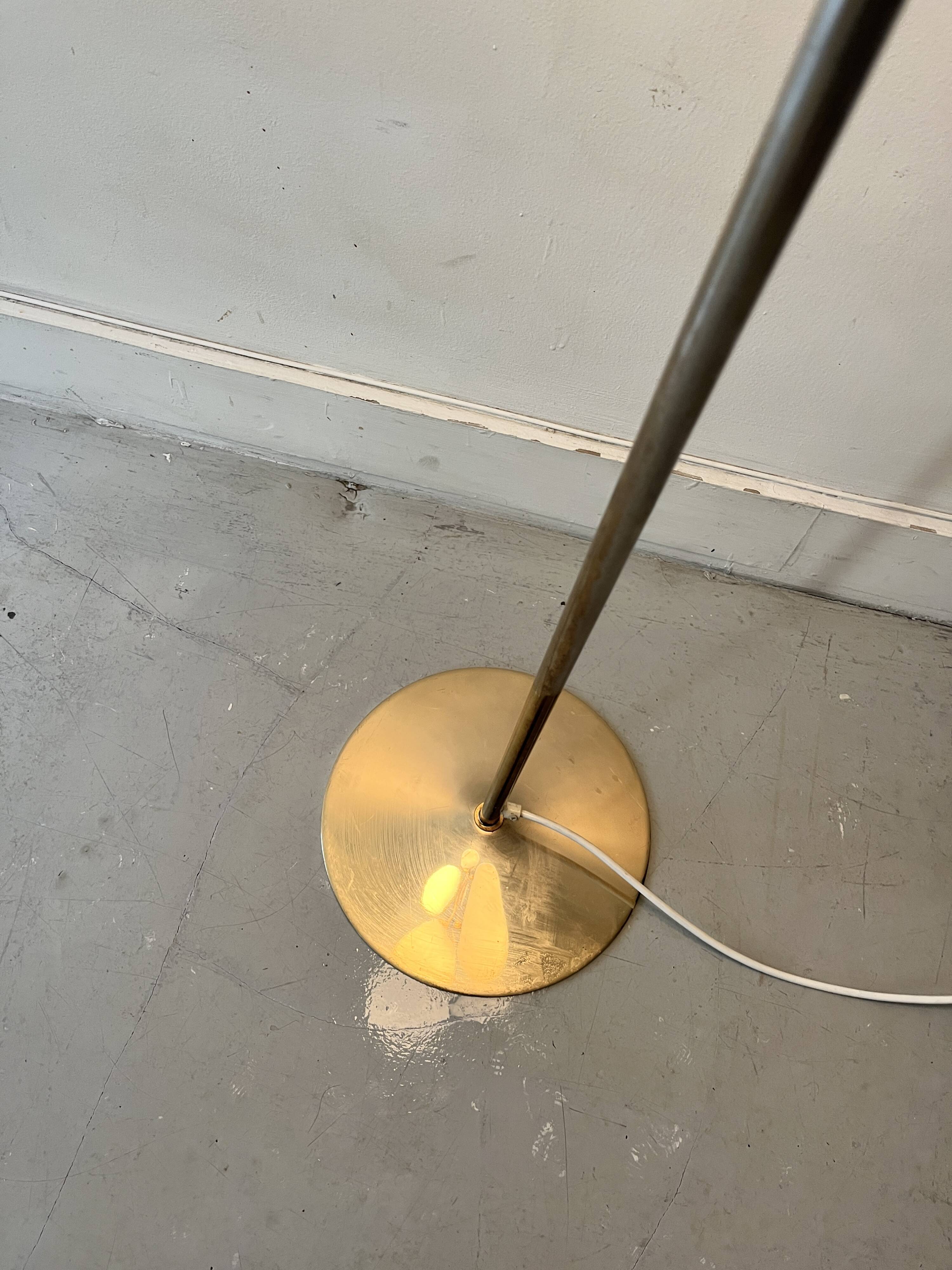 Cluster floor lamp with 3 spherical lamps in gold metal and white glass