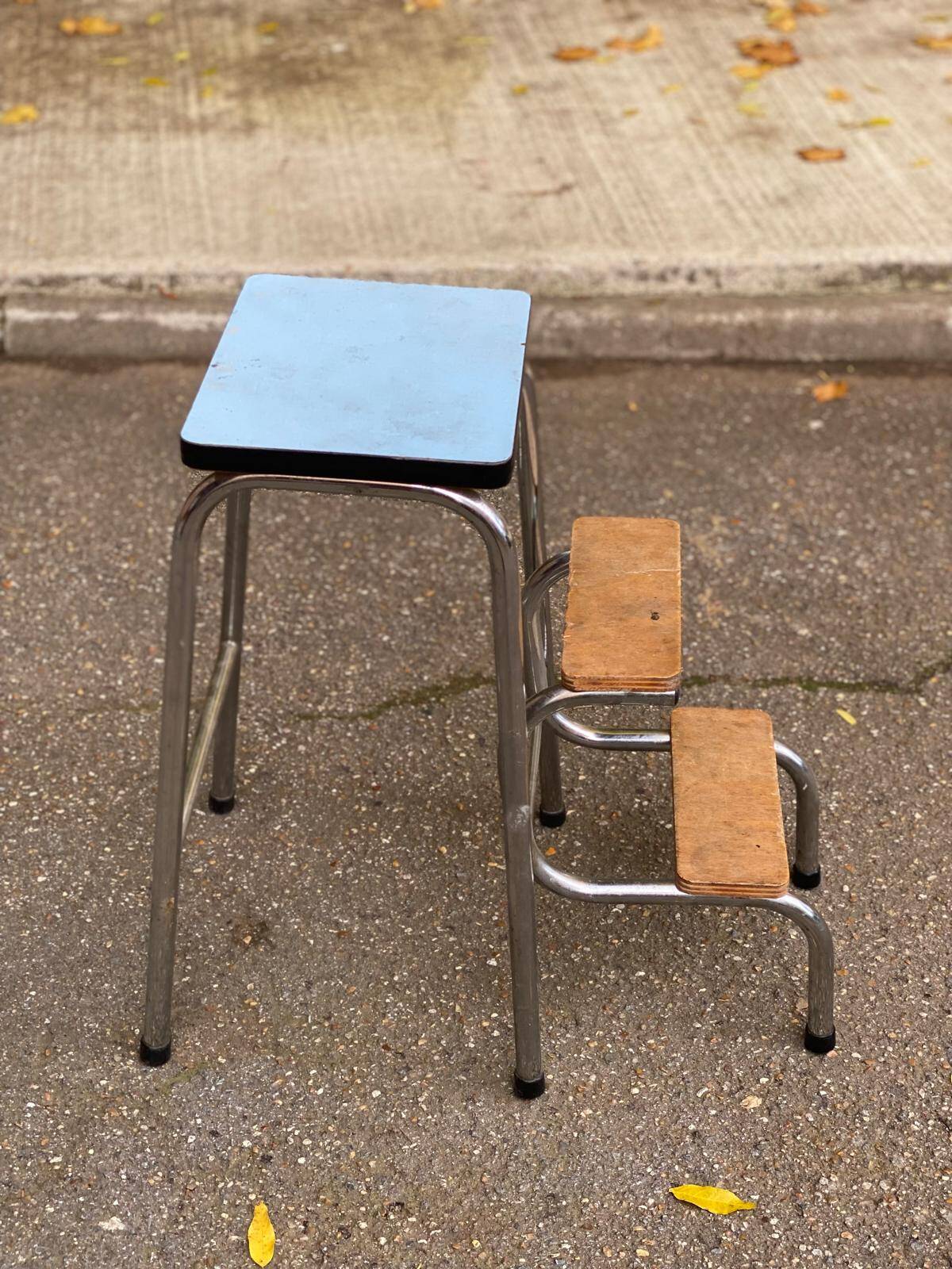 Tabouret escabeau pliable en formica bleu