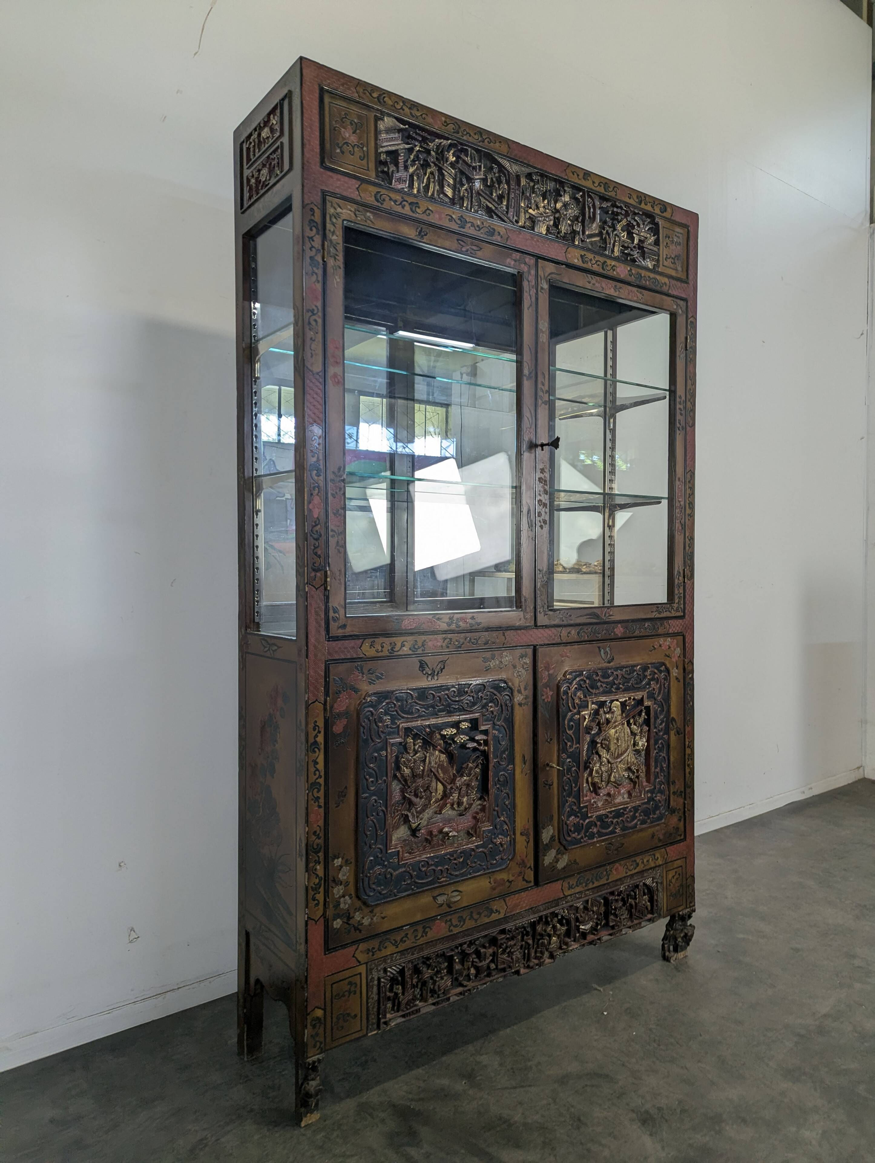 Vitrine cabinet chinois richement sculpté du début XXème