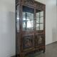 Vitrine cabinet chinois richement sculpté du début XXème