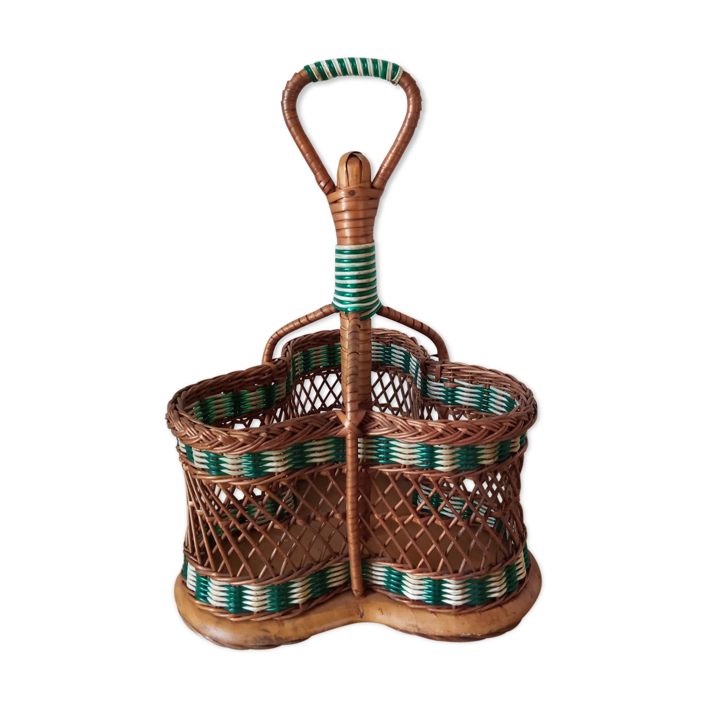 Wicker and scoubidou bottle holder