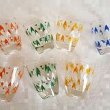 Vintage decanter and its 7 assorted glasses.