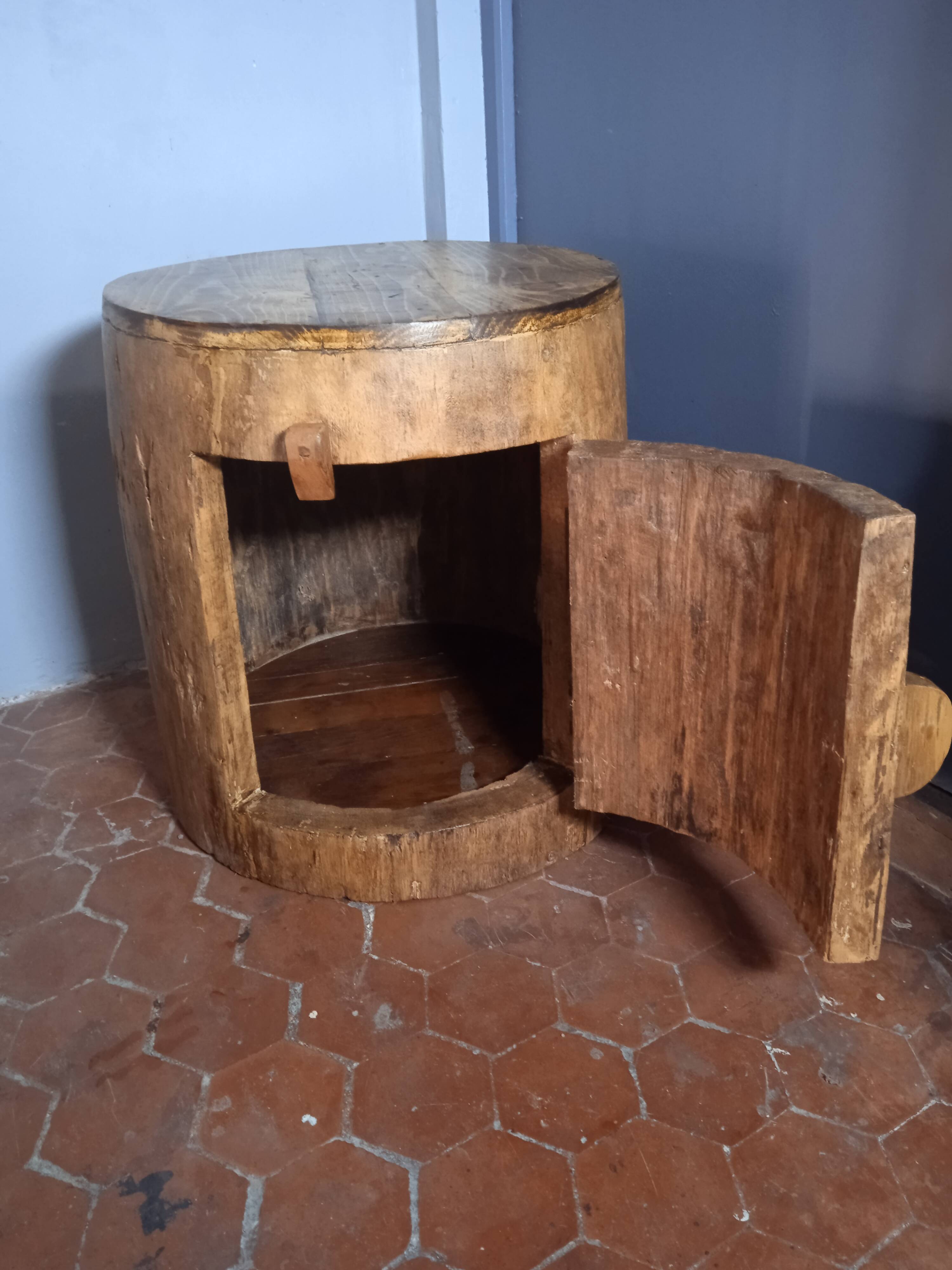 Hollow palm tree trunk; Mini bar; bedside table; occasional furniture; corner furniture;