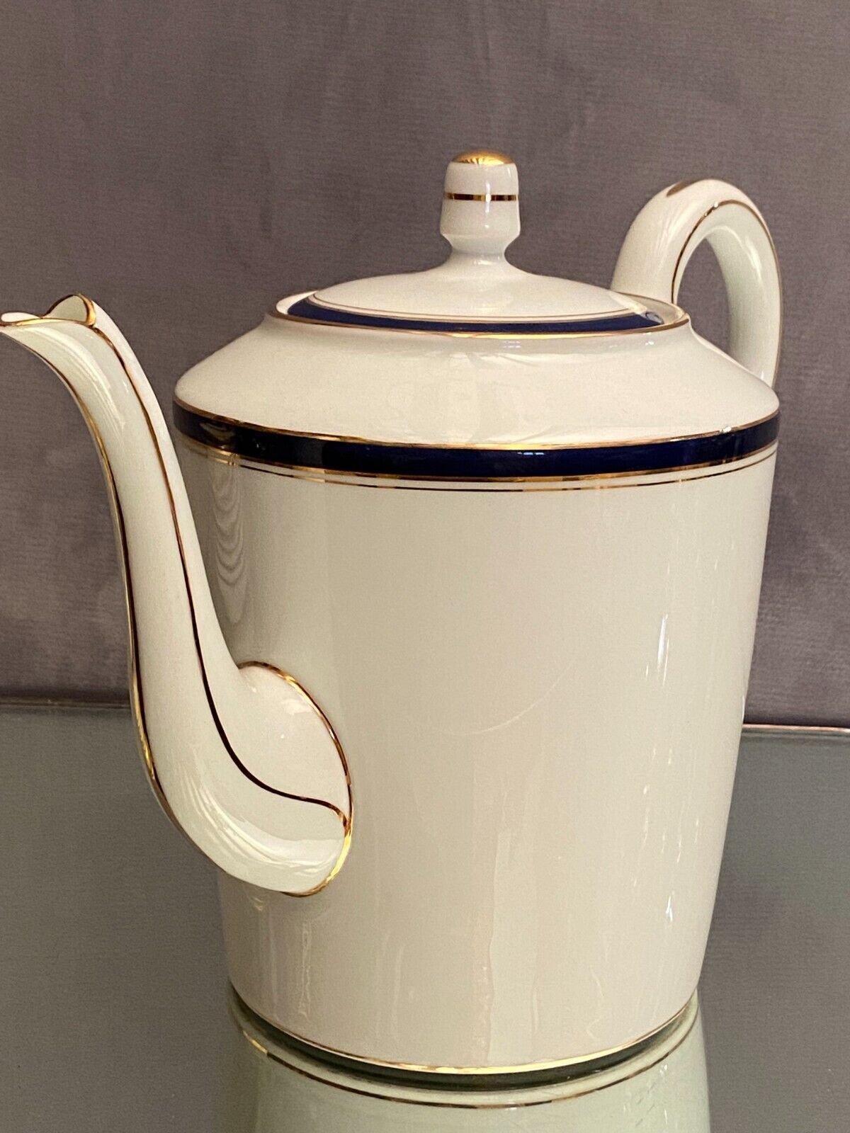 Teapot with blue and gold nets in Limoges porcelain signed Haviland