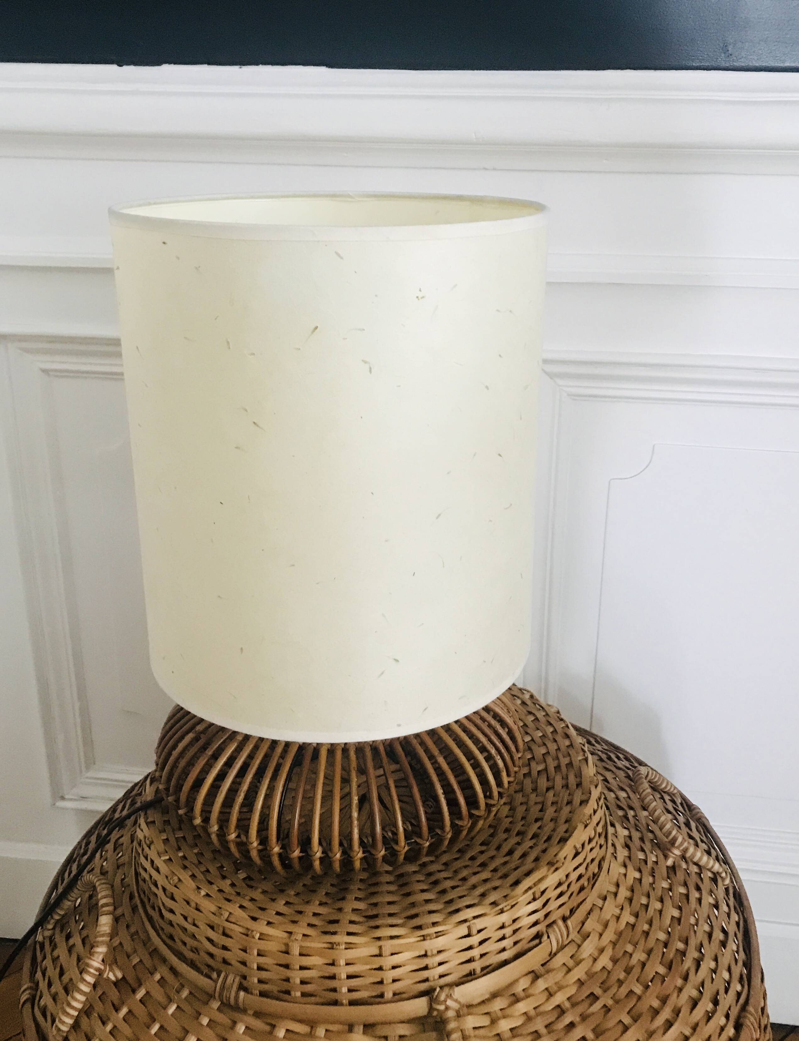 Table lamp with rattan base and papier-mâché hat