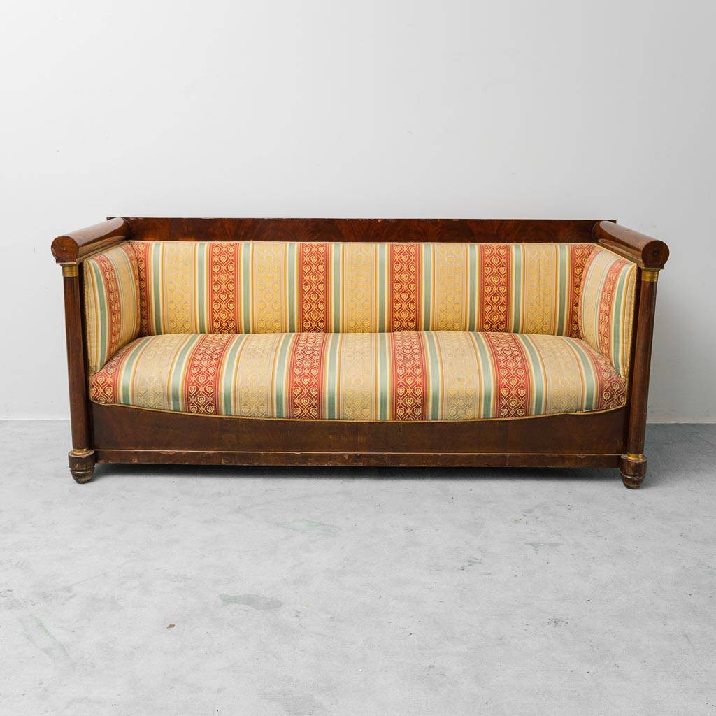 Canapé vintage 3 places en bois avec tissu rayé, années 1950, classique et élégant.