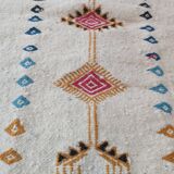 Tapis kilim blanc à motifs berbères multicolores 109x63cm
