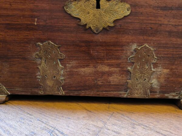 Coffre de mariage indien ancien en bois orné de plaque en laiton ciselé. Inde fin XIXe/début XXe