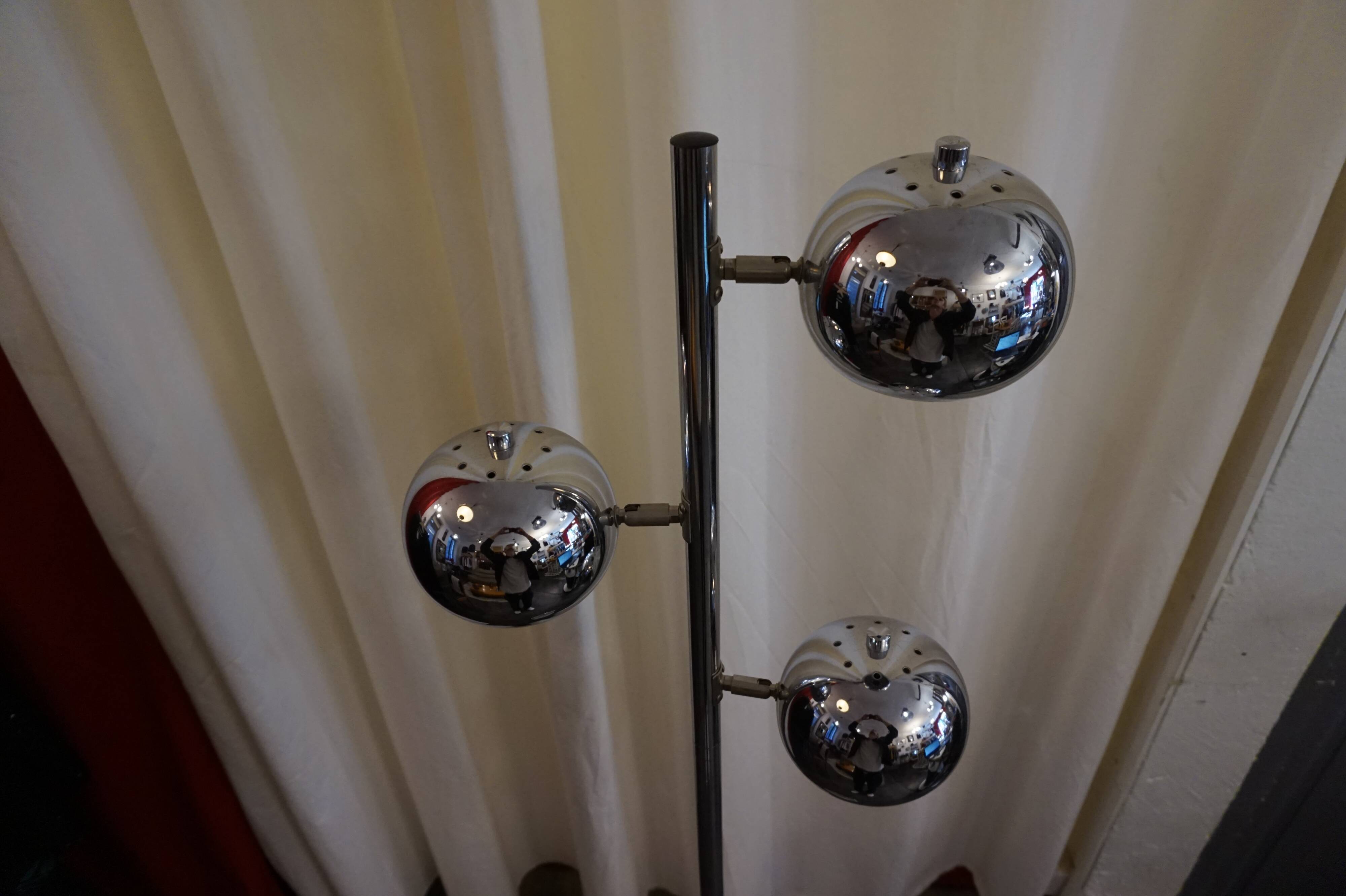 Three-ball chrome lamppost