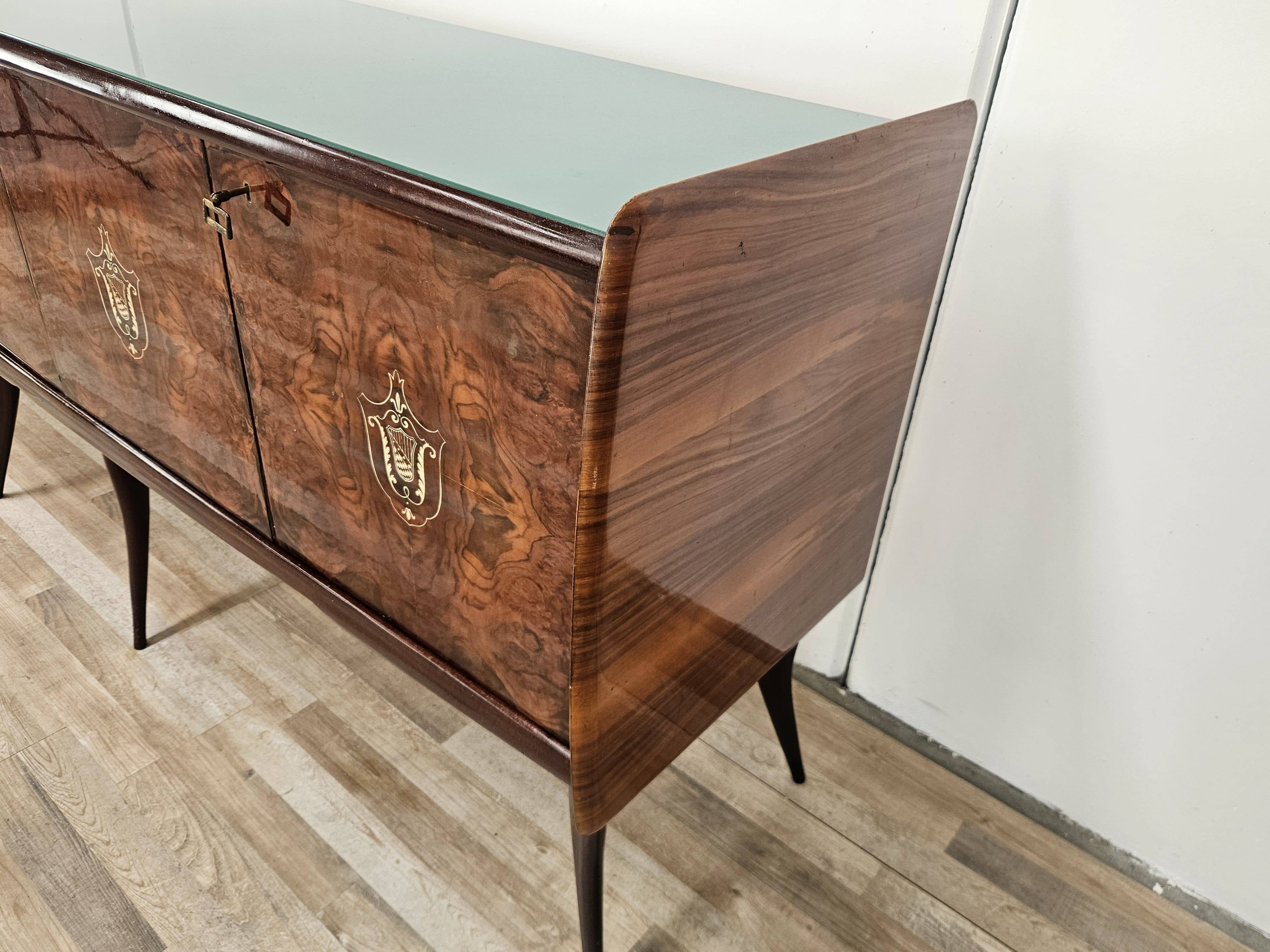 Buffet en acajou du milieu du siècle avec verre teal et compartiments avec tiroir.