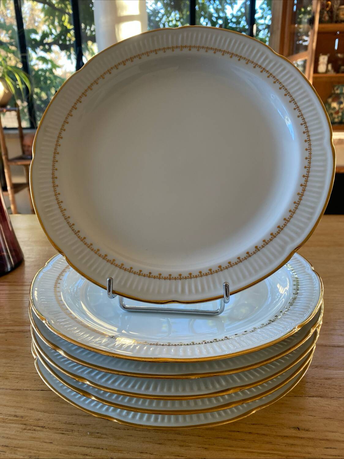 6 fine porcelain dinner plates with gold frieze
