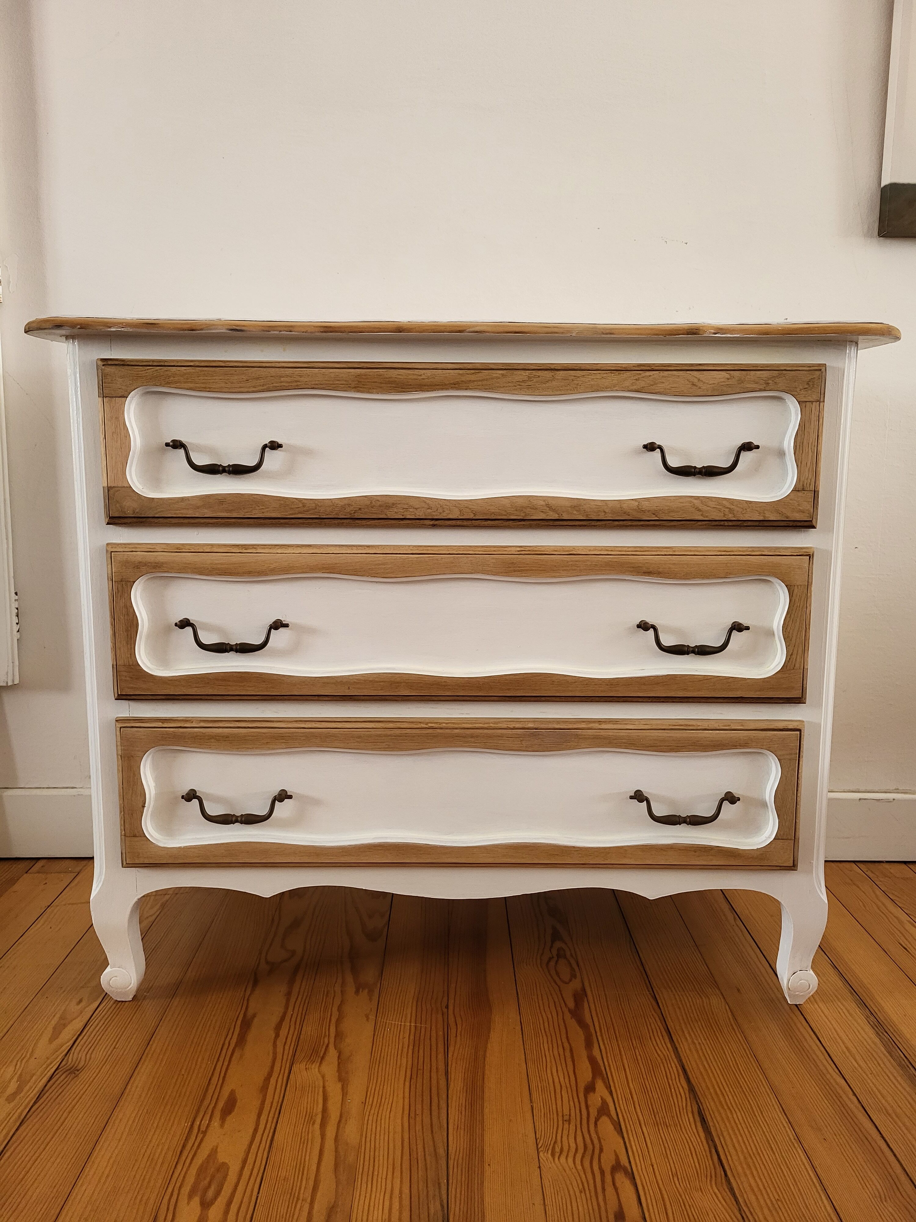 Chest of drawers curved feet