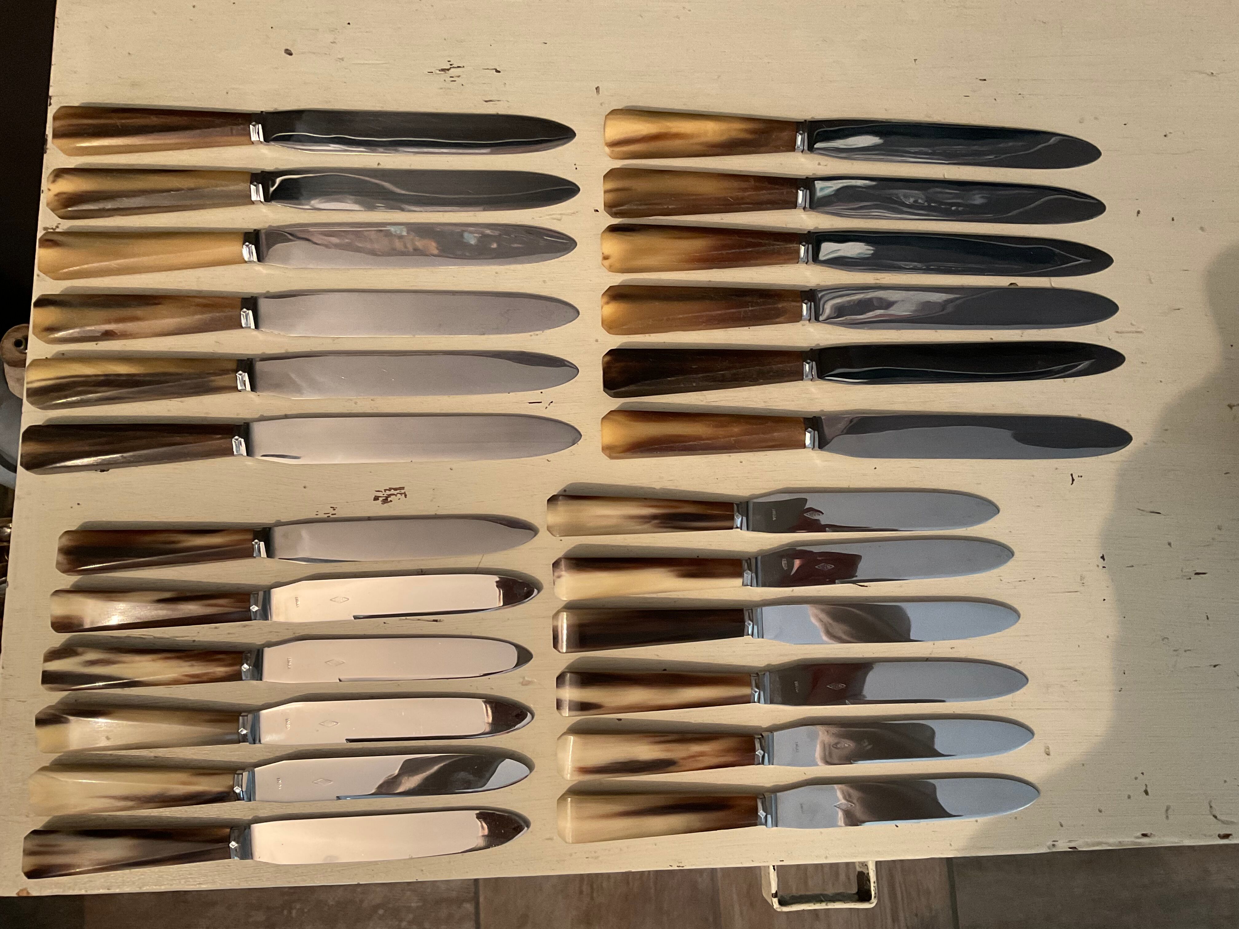Coffret 24 couteaux en inox et bakelite