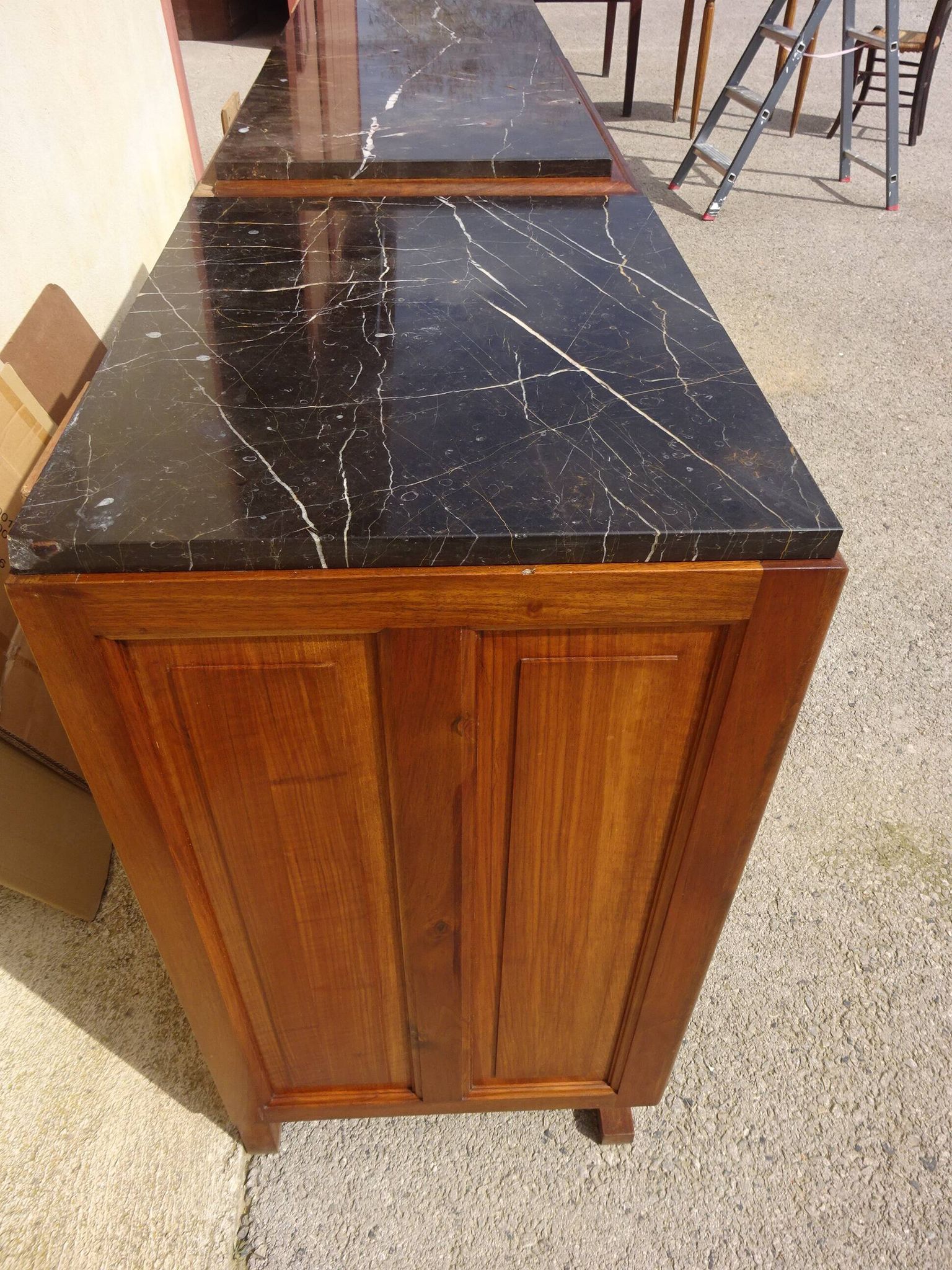 Grand buffet 2 corps en noyer et marbre