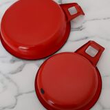 Set of 2 red enamelled dishes