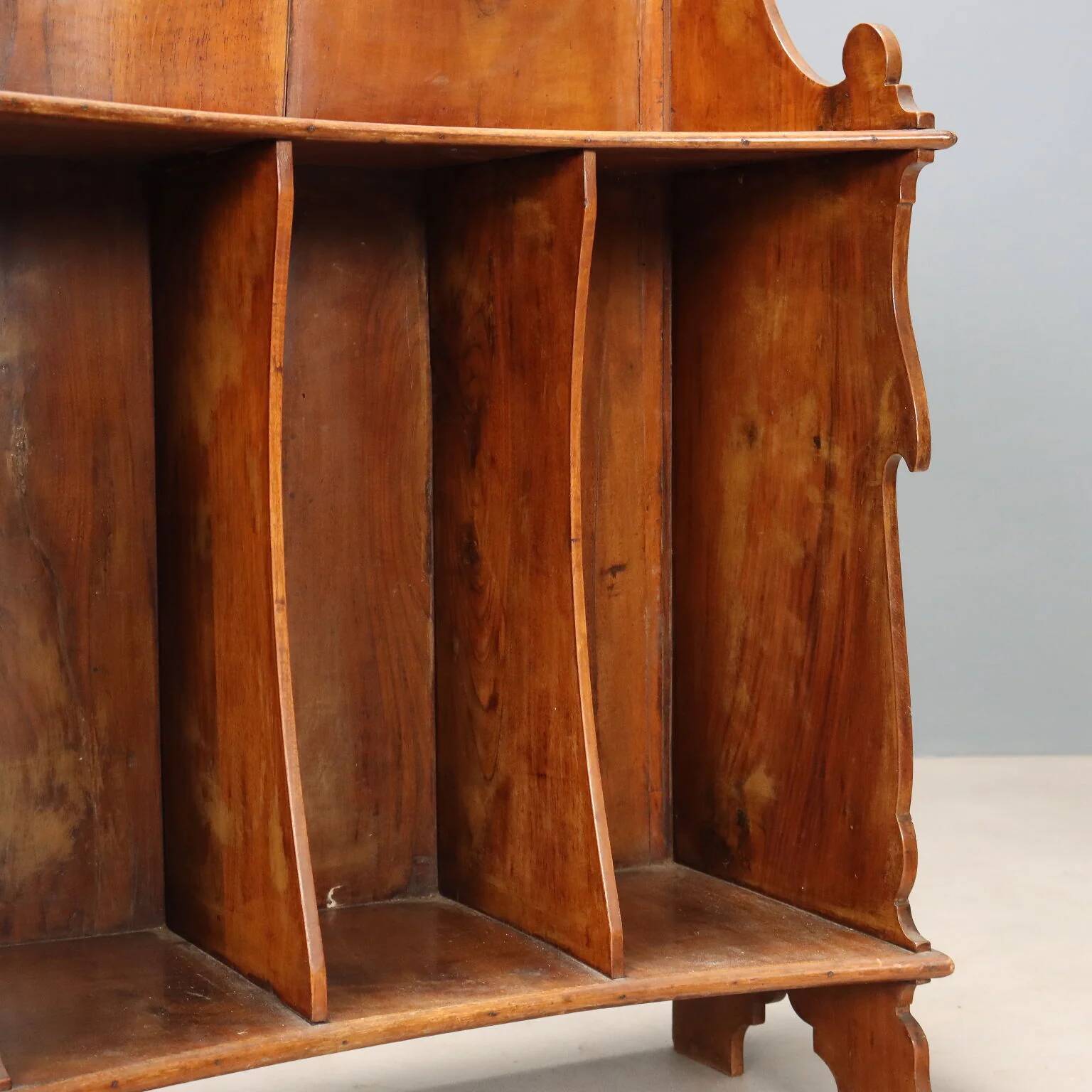 Small portable antique library in carved walnut, 19th century.