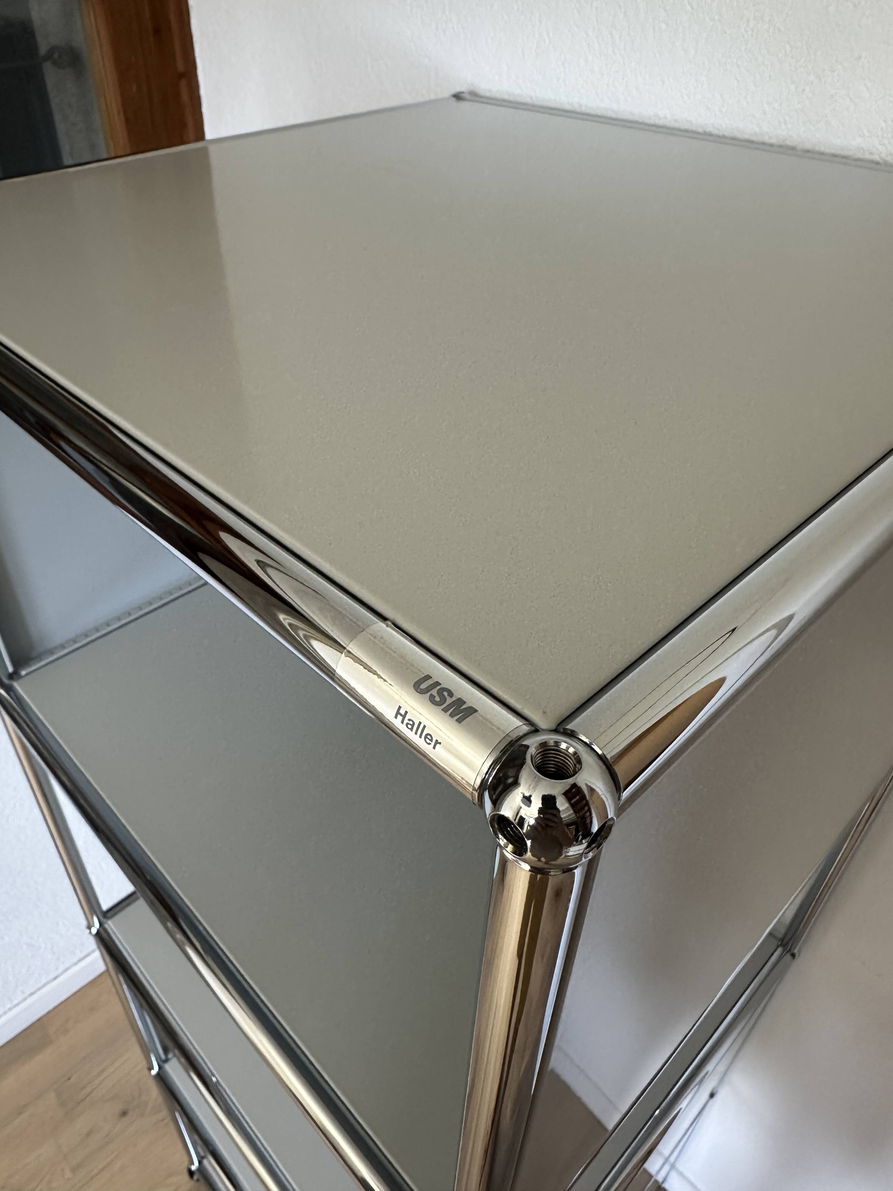 USM Haller shelf in light grey