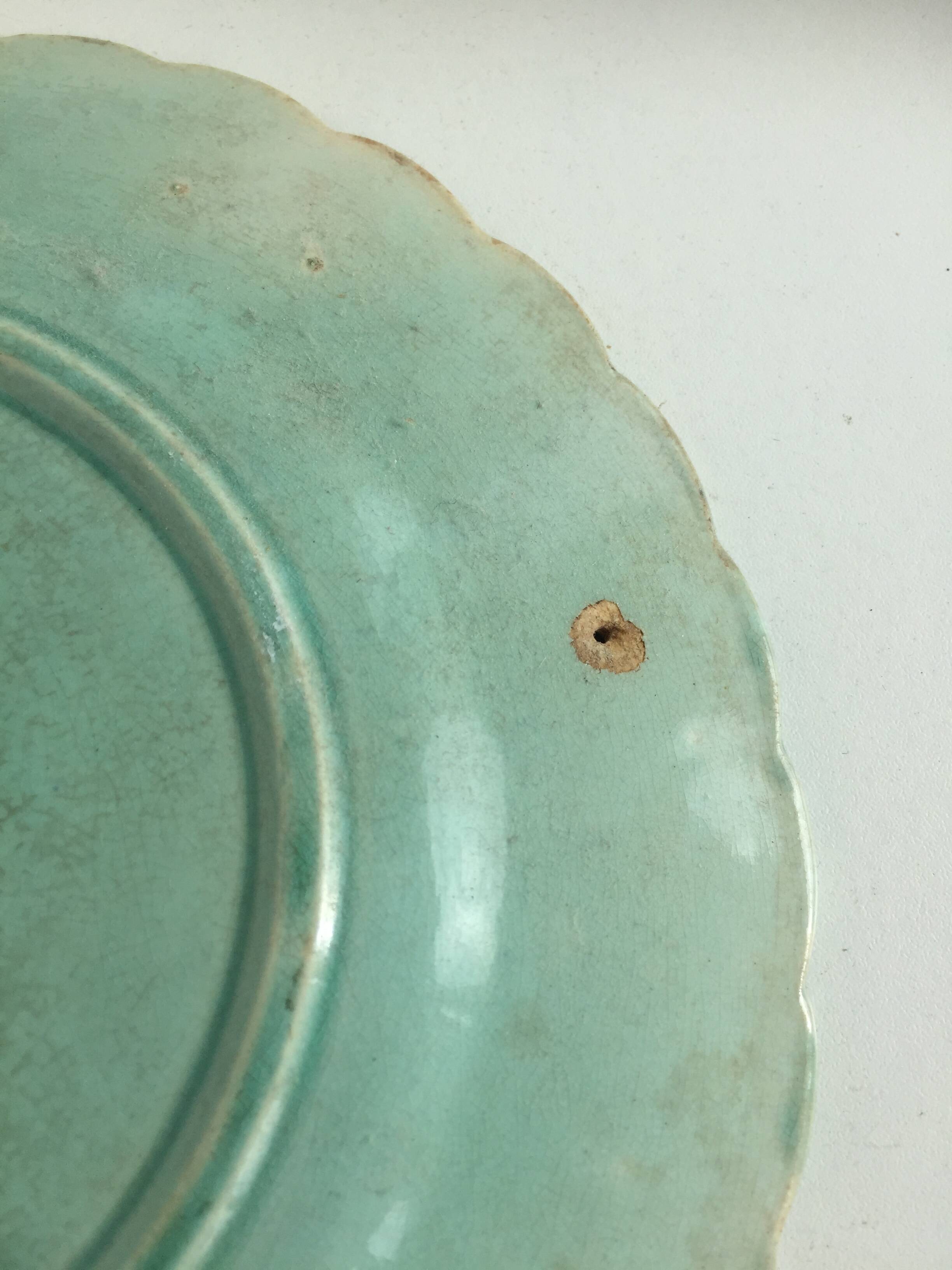 Slip plate decorated with birds