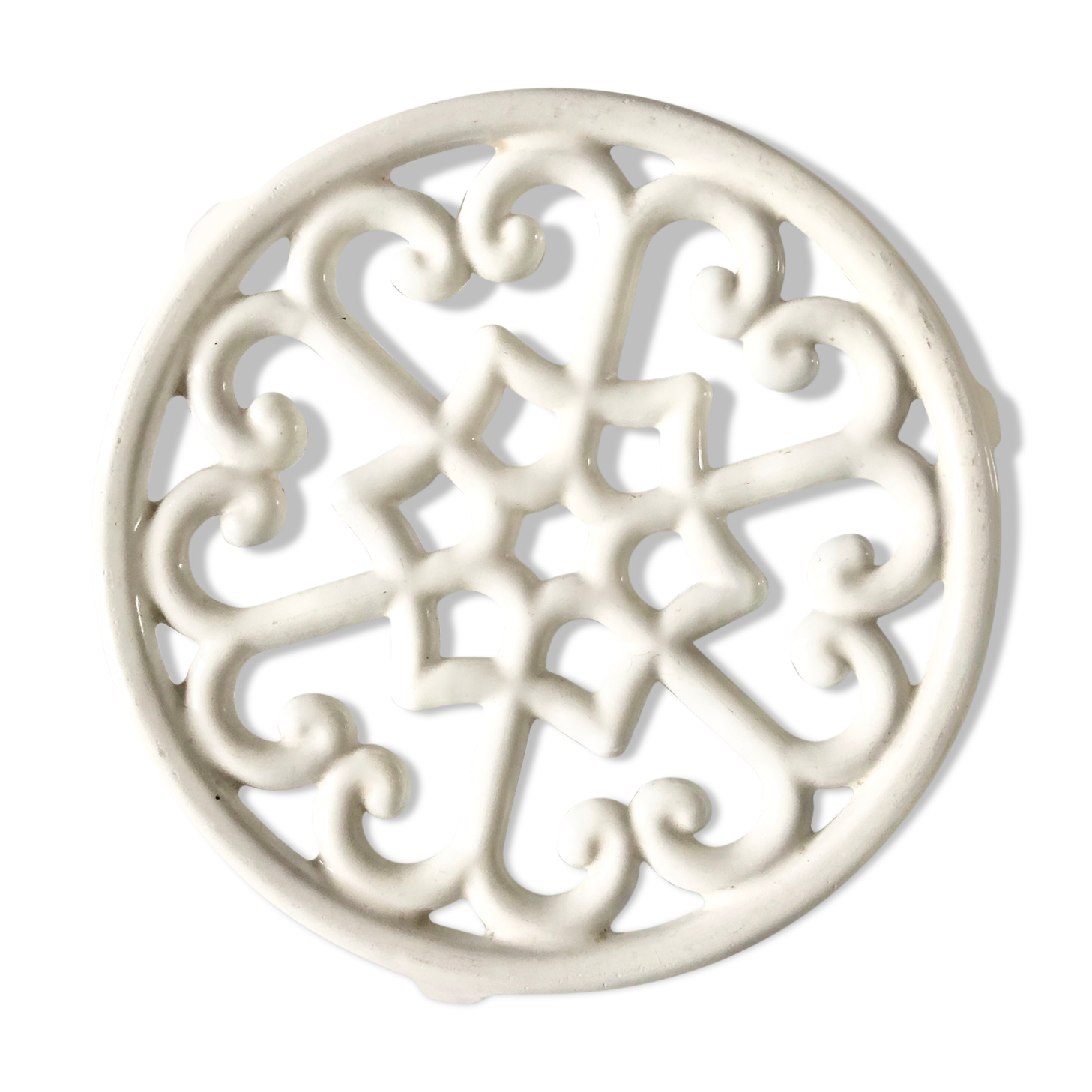 Round-shaped vintage flat underside in white enamelled cast iron