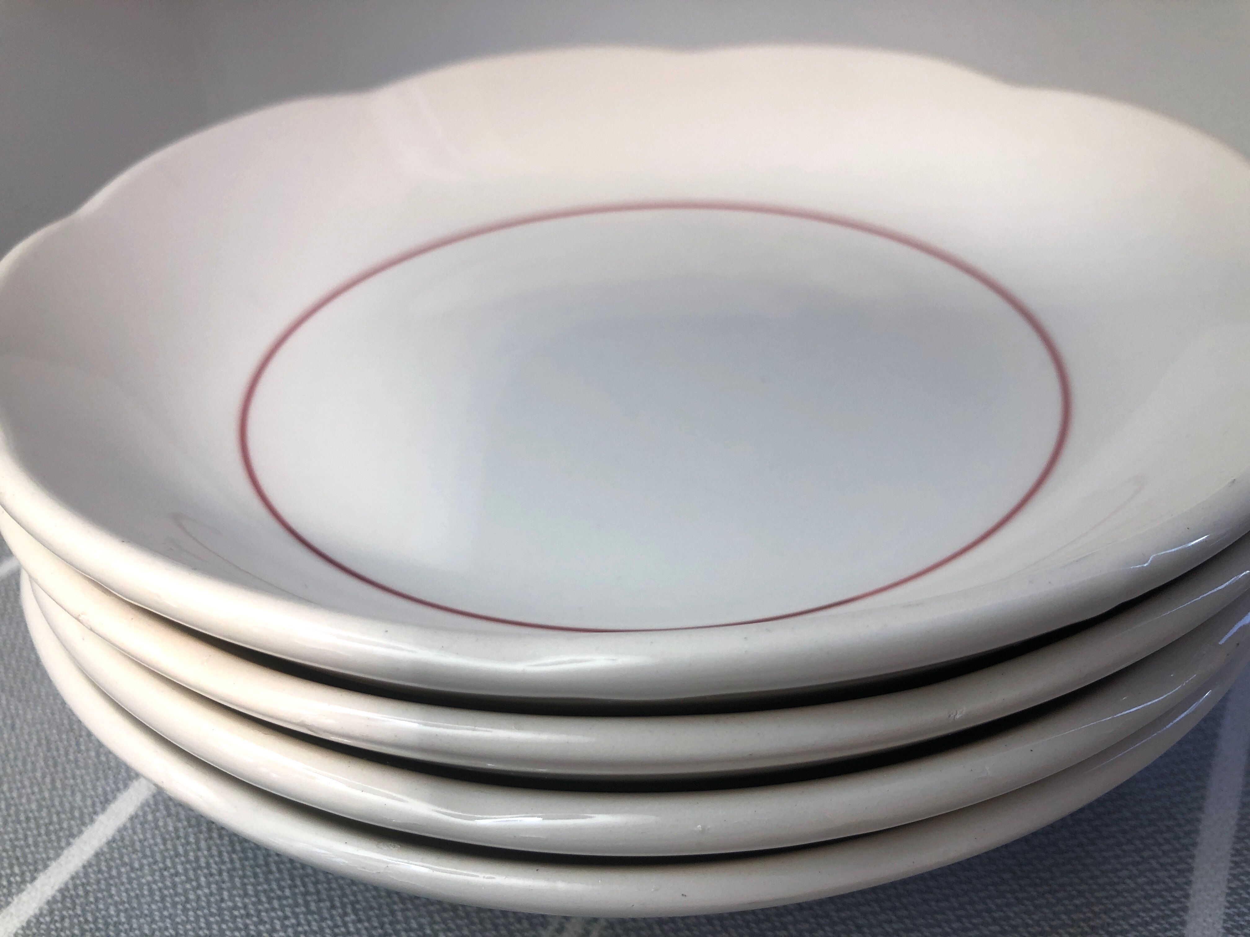 Hollow plates and vintage dessert Cream Raspberry Line